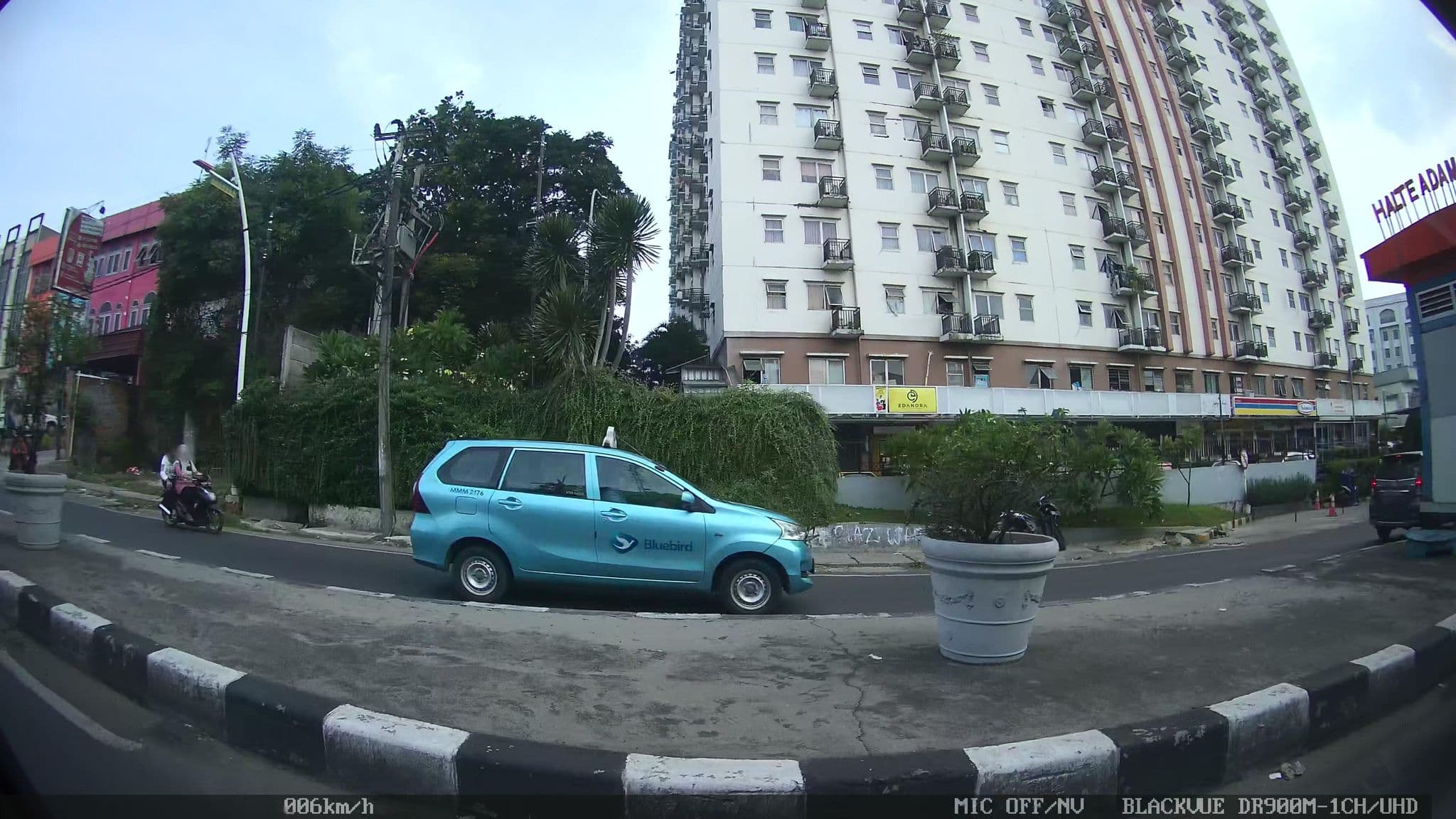 Street view near Carrcadin Hotel, Ciputat — © kaart_2 (CC BY-SA · Mapillary)