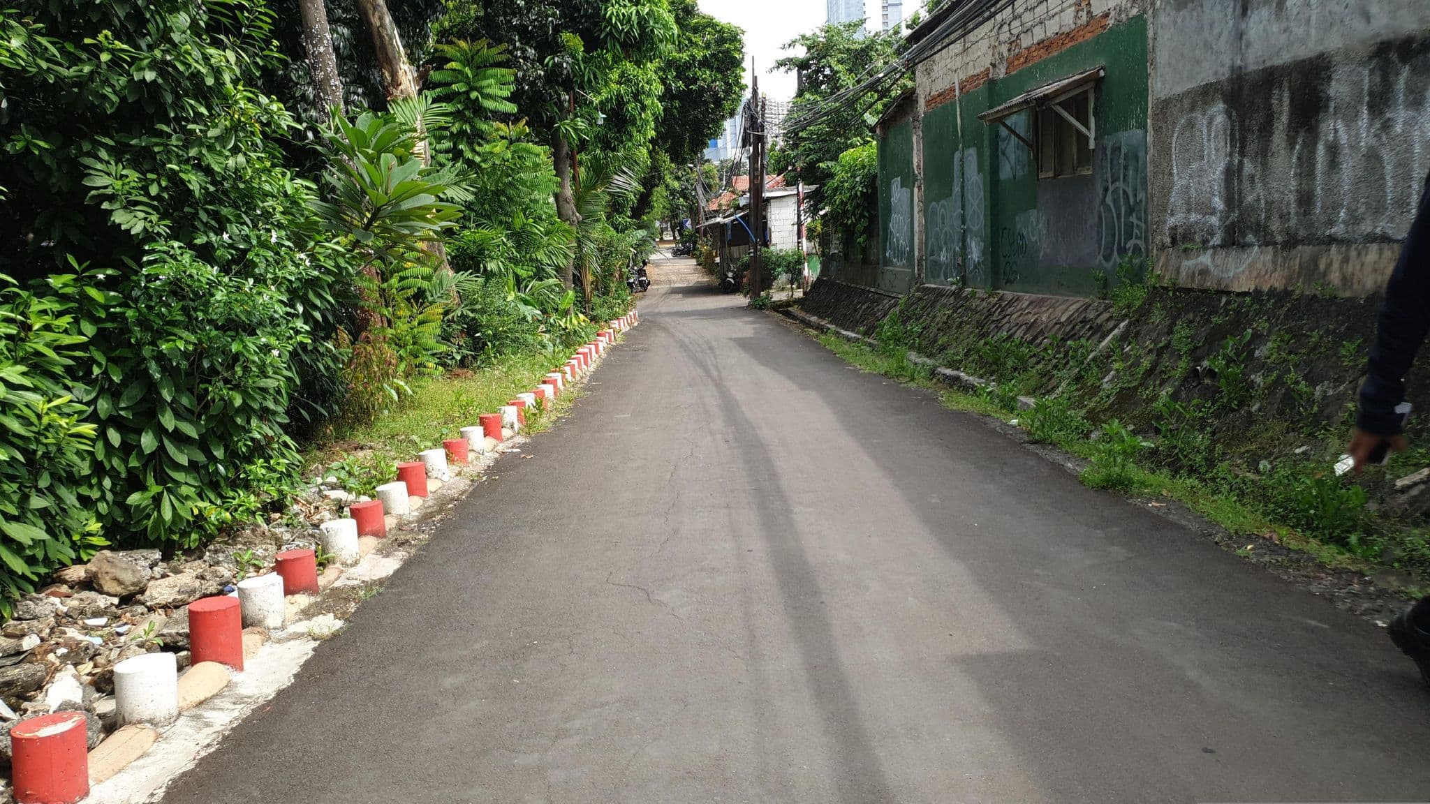 Street view near V hotel and residences bandung, South Tangerang — © Kaart_Local (CC BY-SA · Mapillary)