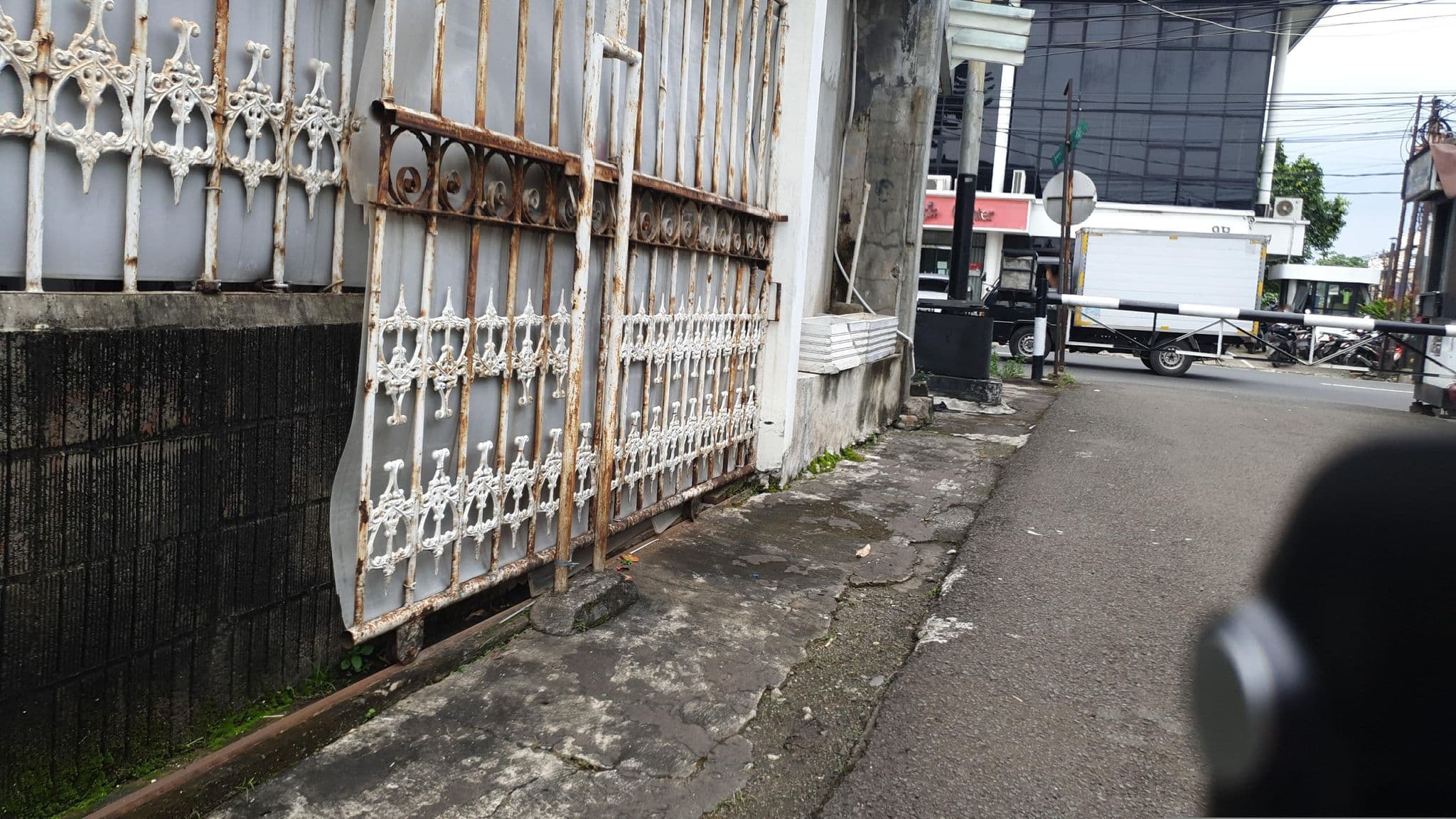 Street view near Hotel Horison, Jakarta — © Kaart_Local (CC BY-SA · Mapillary)