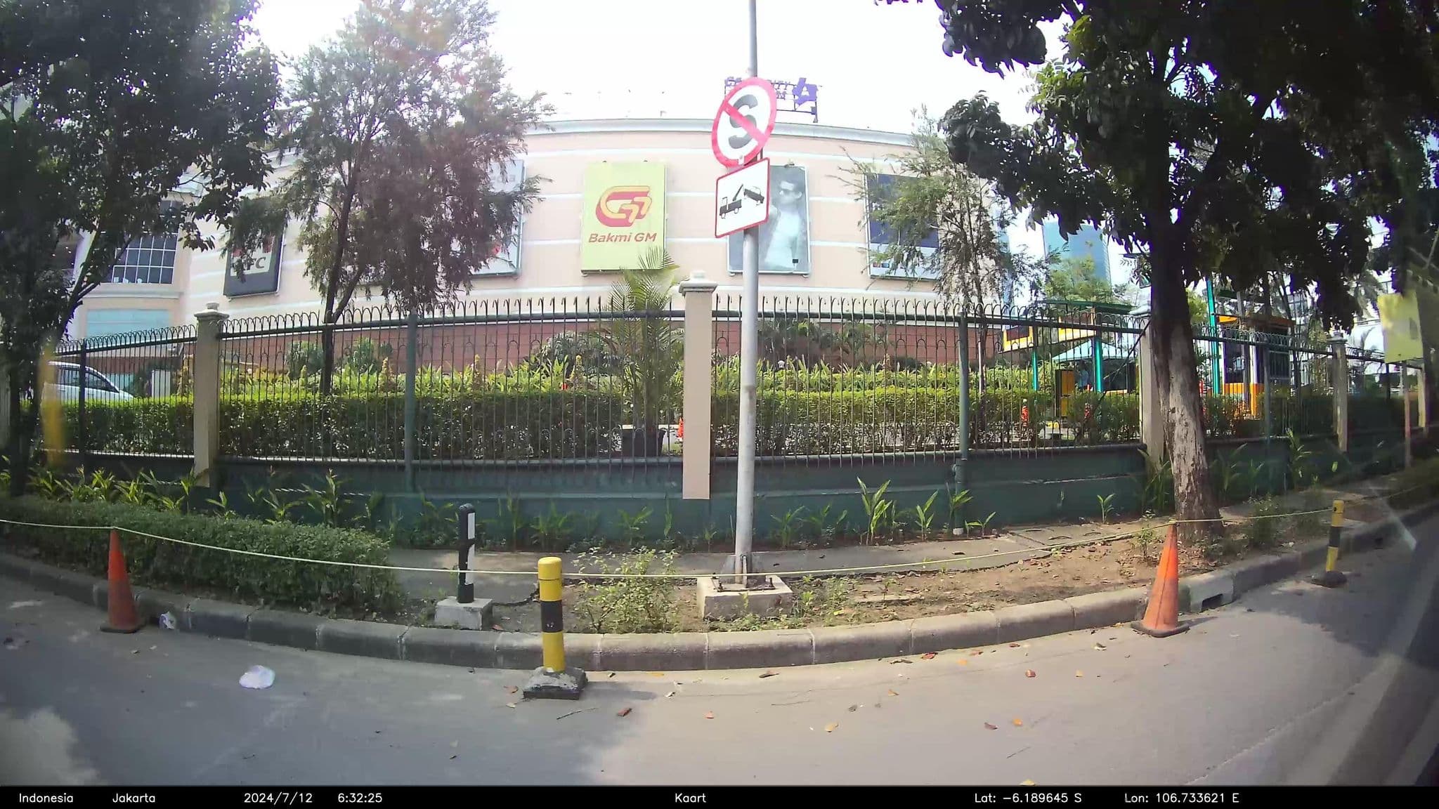 Street view near travel hotel cipaganti, Ciputat — © kaart_4 (CC BY-SA · Mapillary)