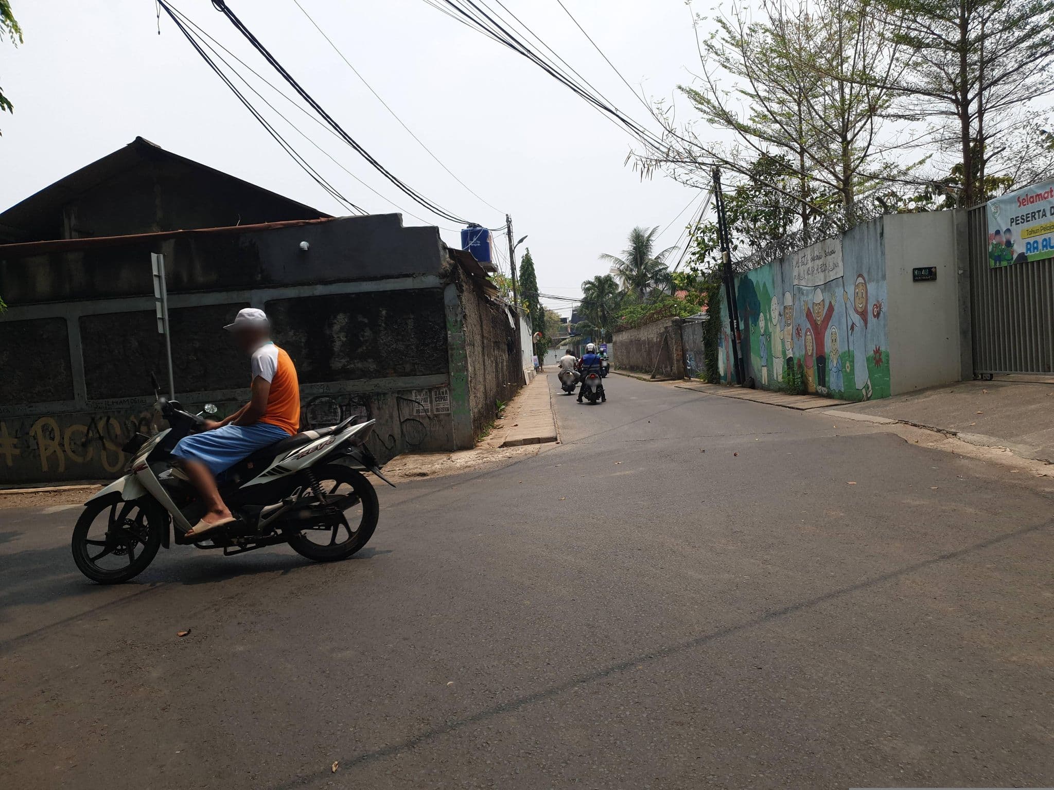 Street view near Wooden Bed, Ciputat — © Kaart_Local (CC BY-SA · Mapillary)