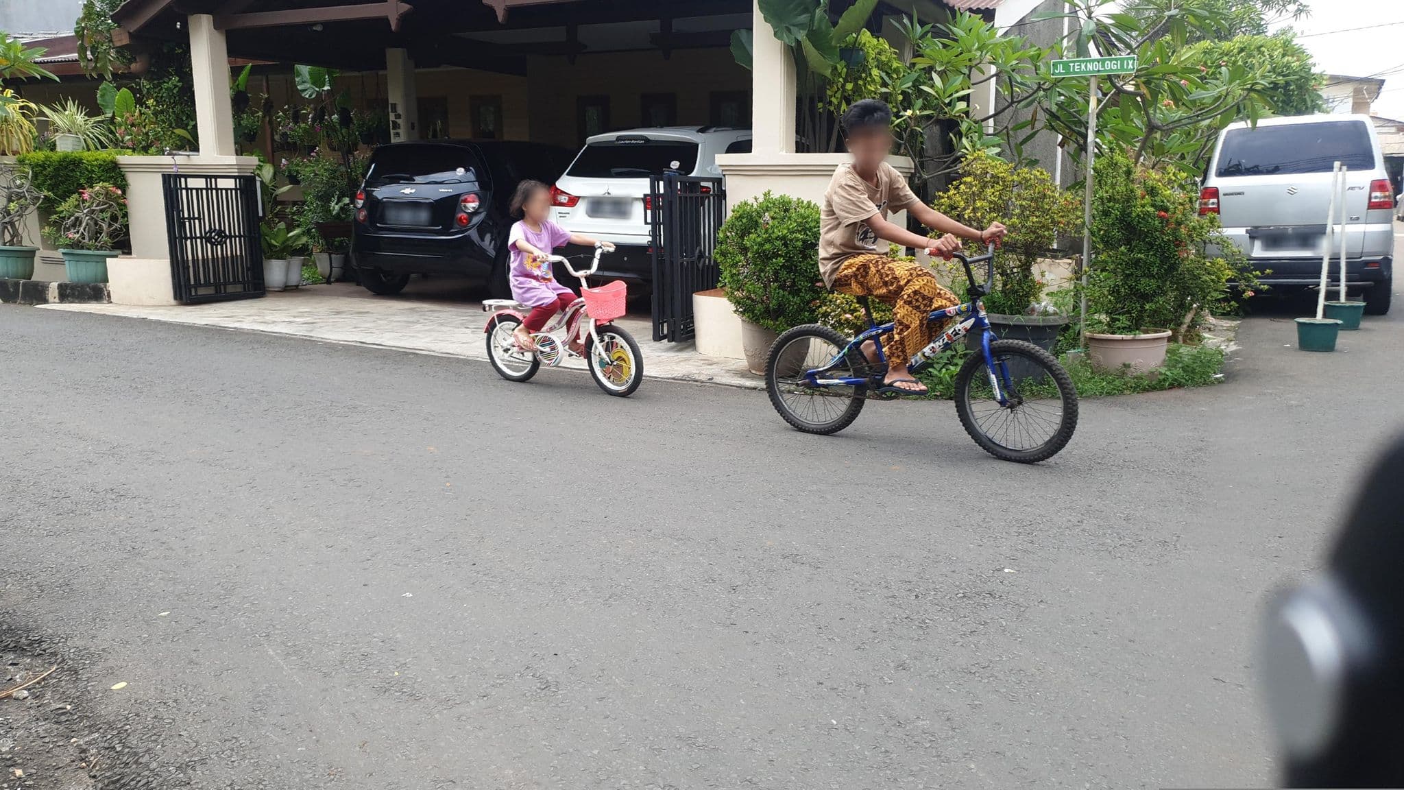 Street view near Hotel Chedoya, Ciputat — © Kaart_Local (CC BY-SA · Mapillary)