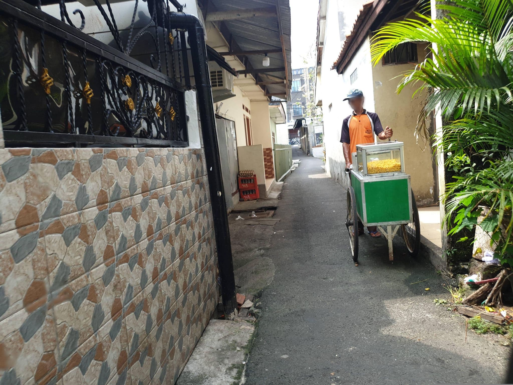 Street view near Ball room Hotel Mulia, Jakarta — © Kaart_Local (CC BY-SA · Mapillary)