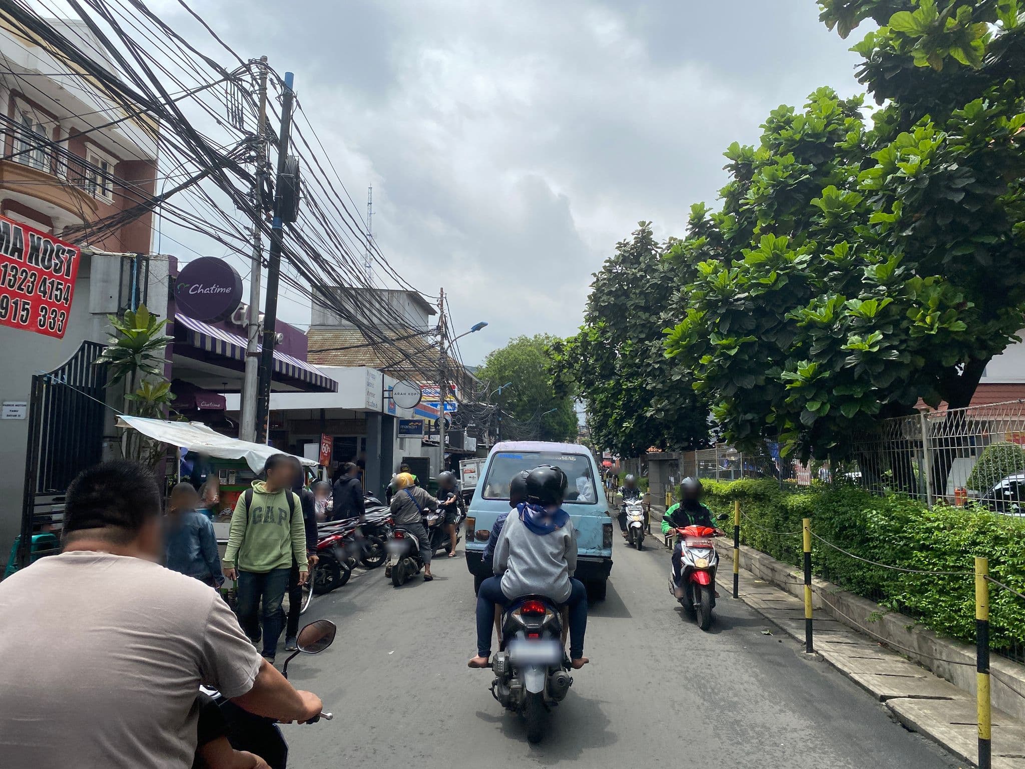 Street view near Emporium Mansion DeKaS, Jakarta — © reinhart1010 (CC BY-SA · Mapillary)