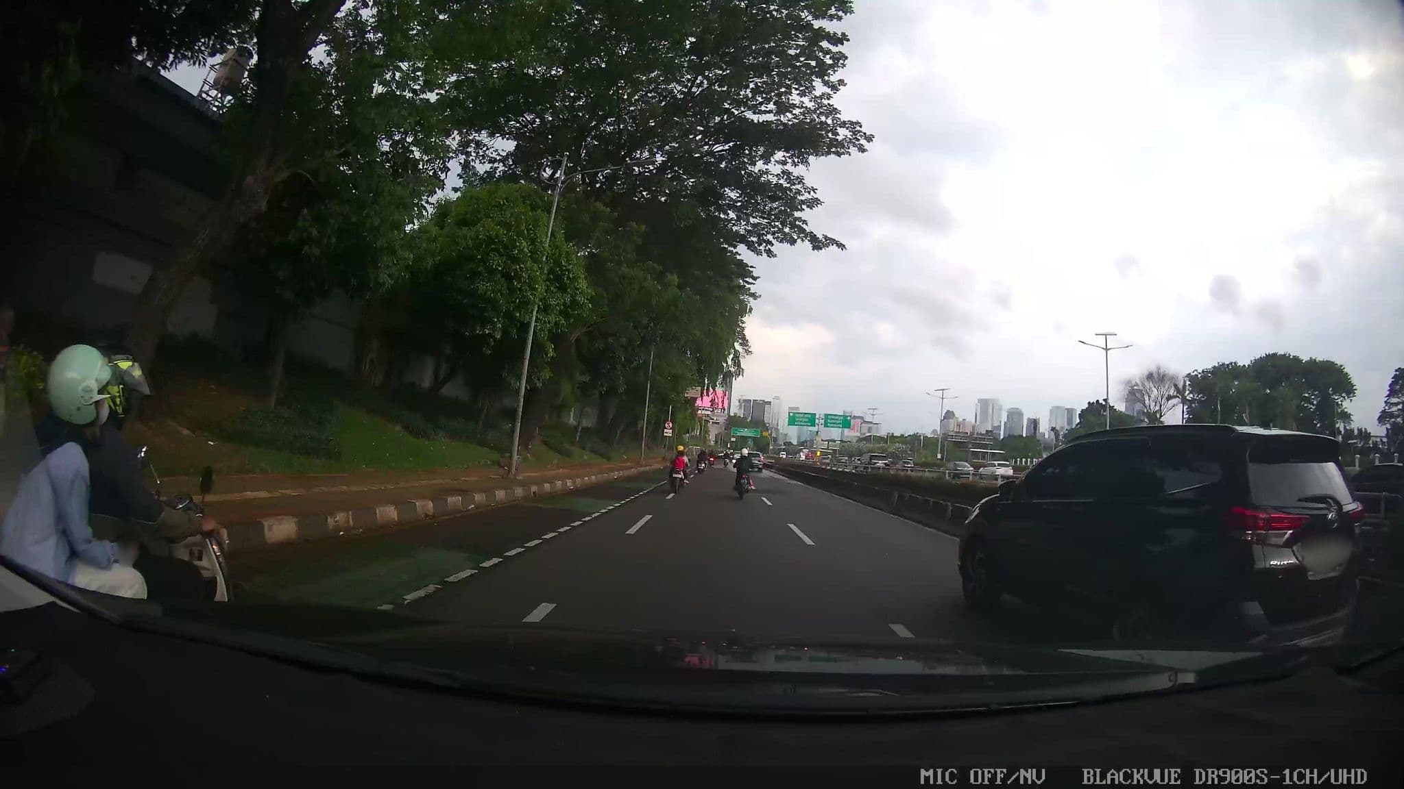 Street view near Ambhara Hotel Rajawali Room, Jakarta — © Kaart---FRONT (CC BY-SA · Mapillary)