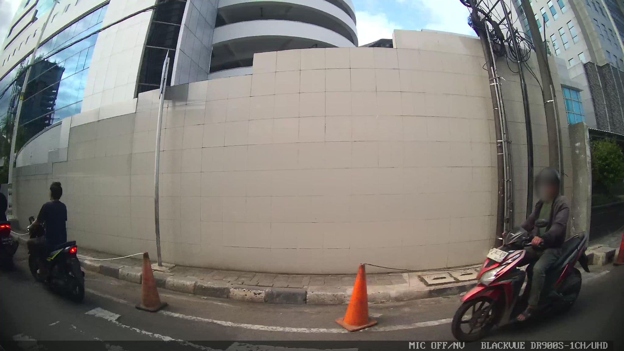 Street view near Parkiran motor @menara peninsula hotel, Jakarta — © Kaart---LEFT (CC BY-SA · Mapillary)