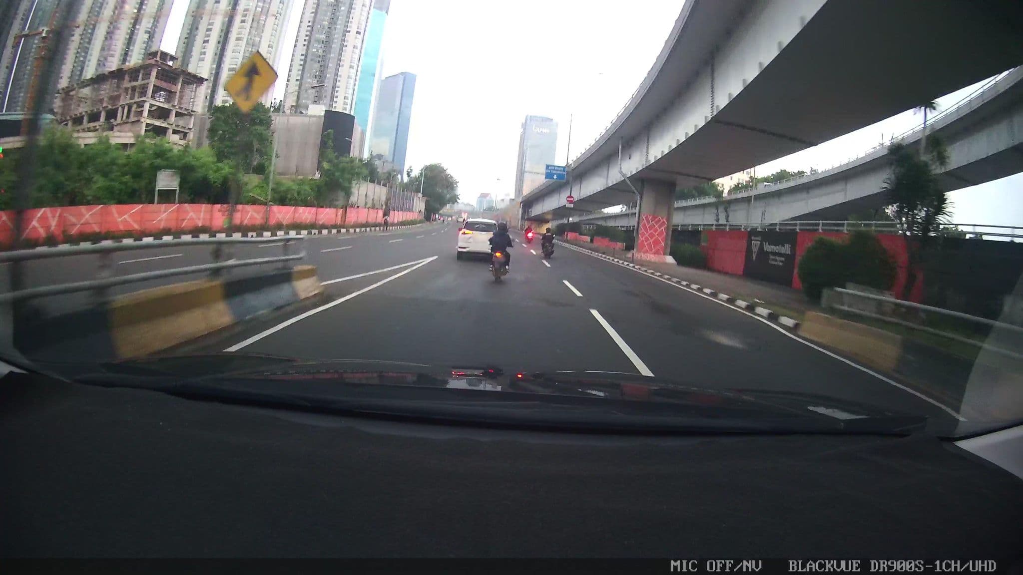 Street view near Equatorial shanghai, Jakarta — © Kaart---FRONT (CC BY-SA · Mapillary)