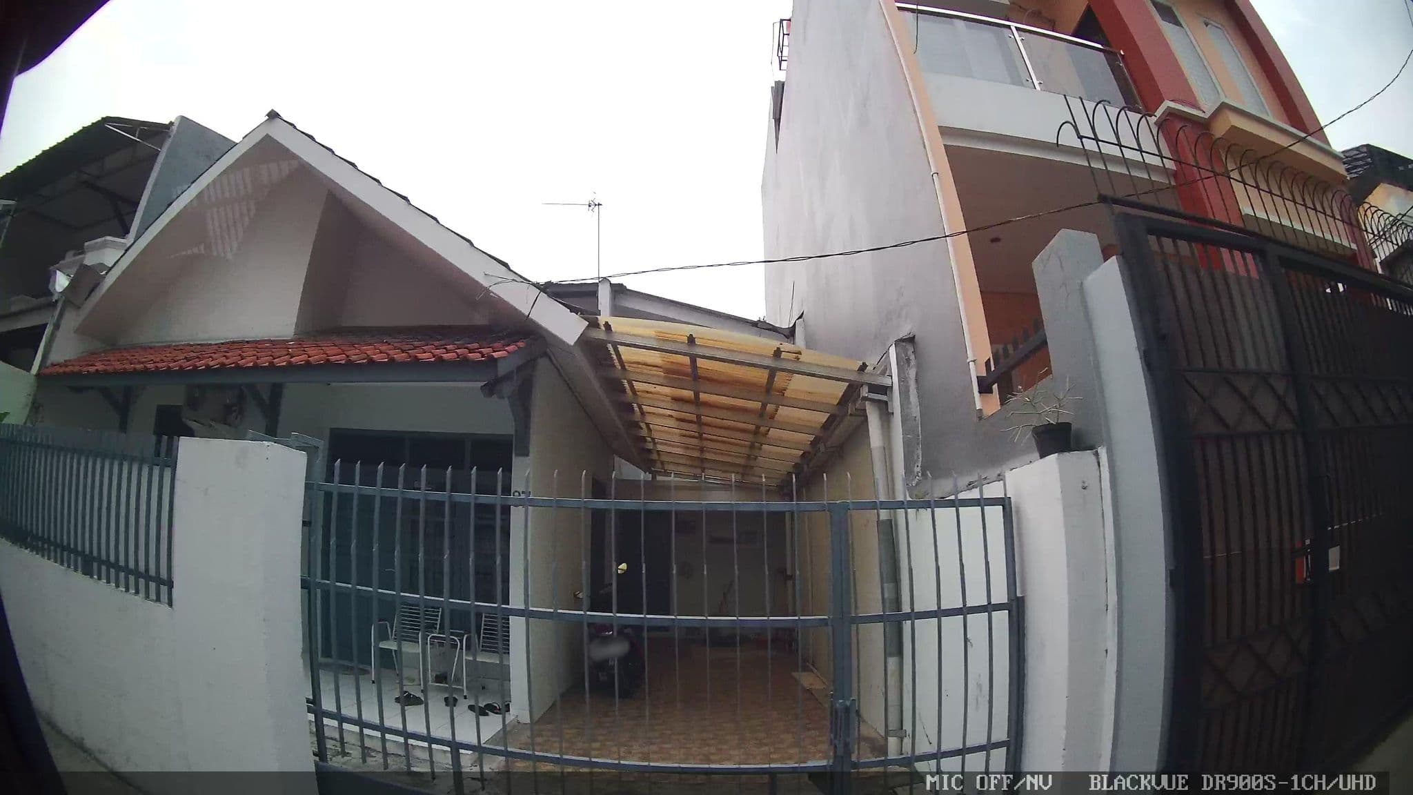 Street view near Business Hotel Tomang, Jakarta — © Kaart---RIGHT (CC BY-SA · Mapillary)