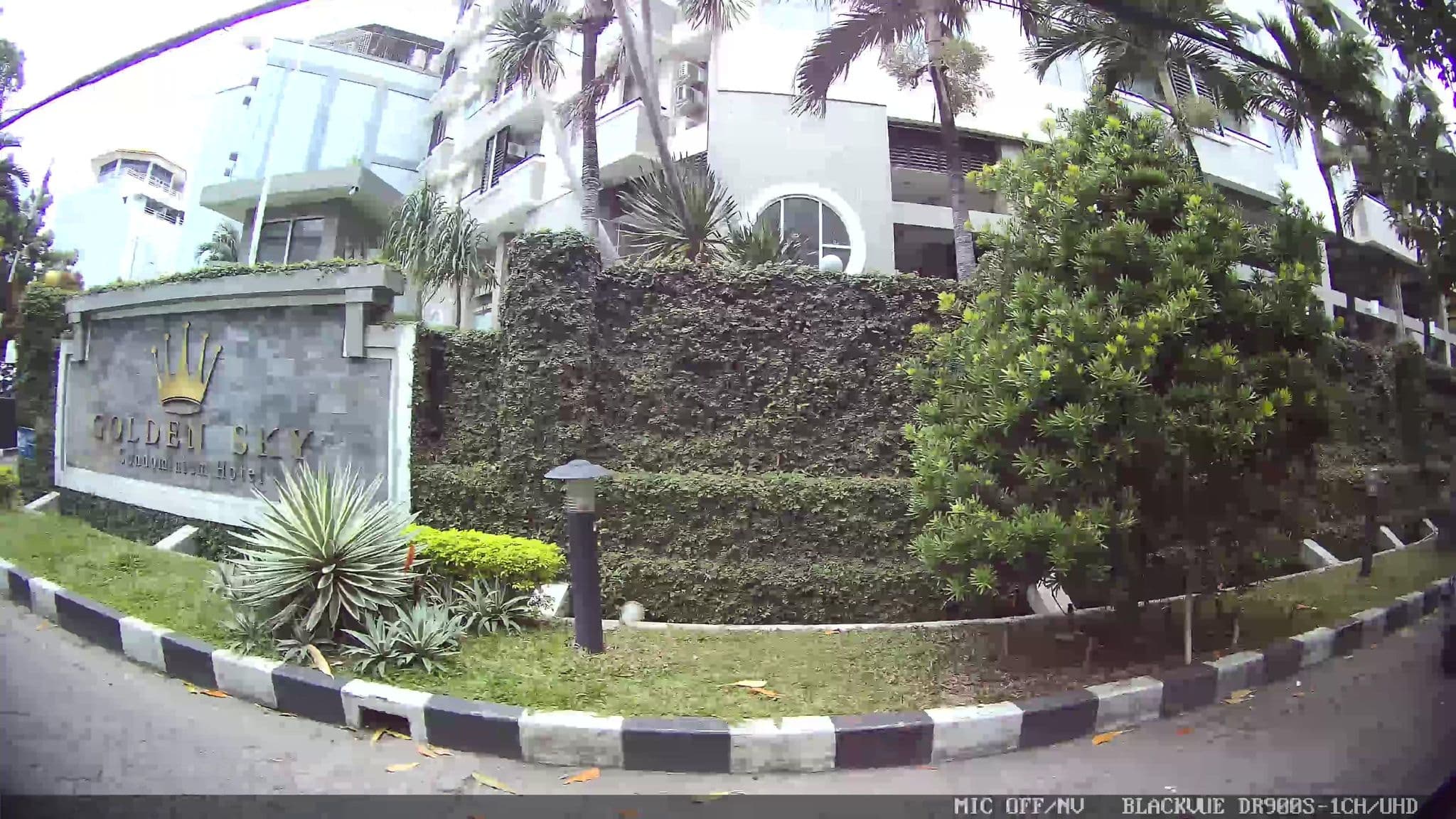 Street view near Swimming Pool Golden Sky Condotel, Jakarta — © Kaart---RIGHT (CC BY-SA · Mapillary)