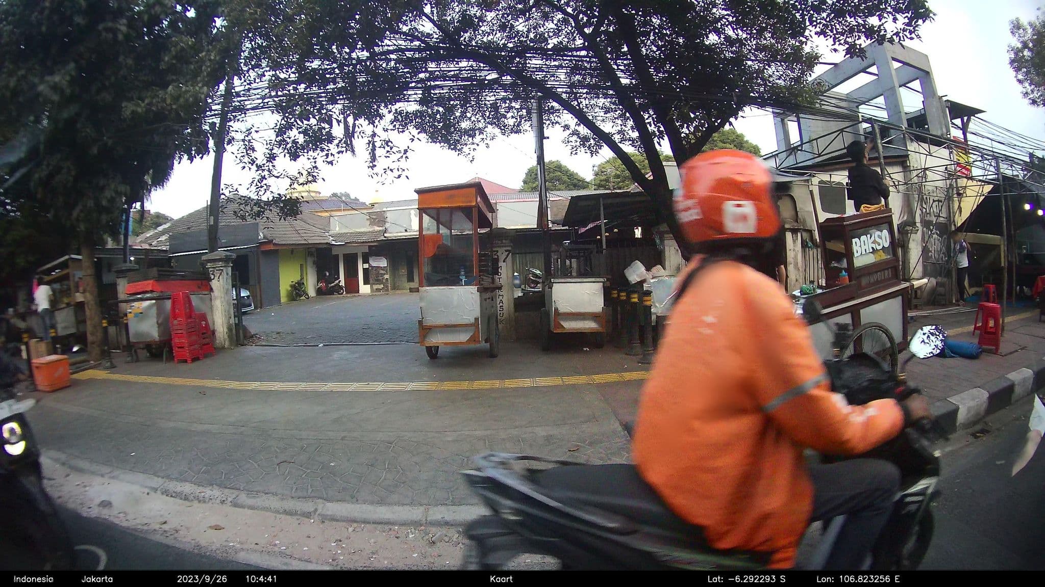 Street view near The amaroossa hotel, Jakarta — © kaart5 (CC BY-SA · Mapillary)