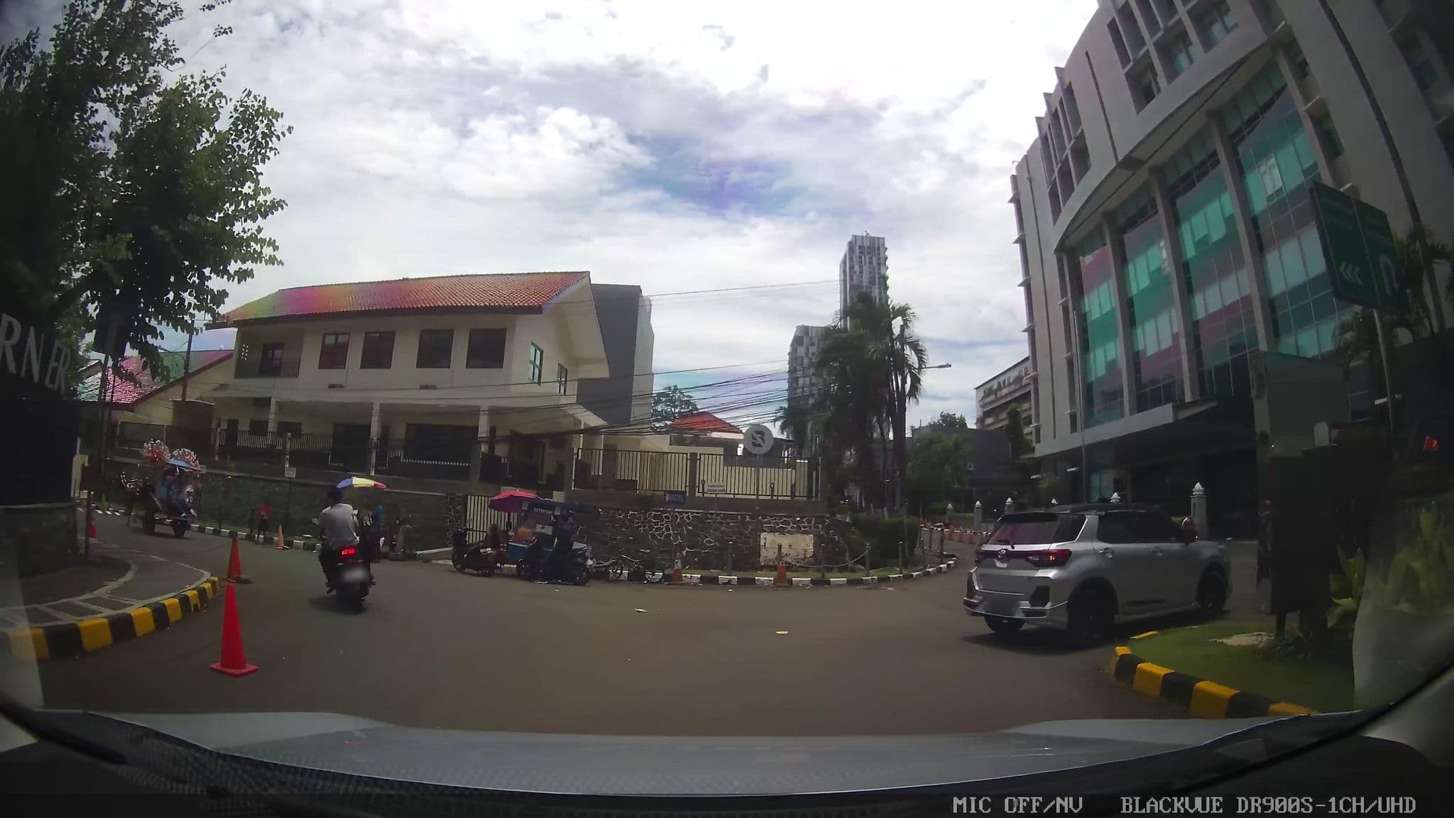 Street view near Hotel Bidakara, Jakarta — © Kaart---FRONT (CC BY-SA · Mapillary)