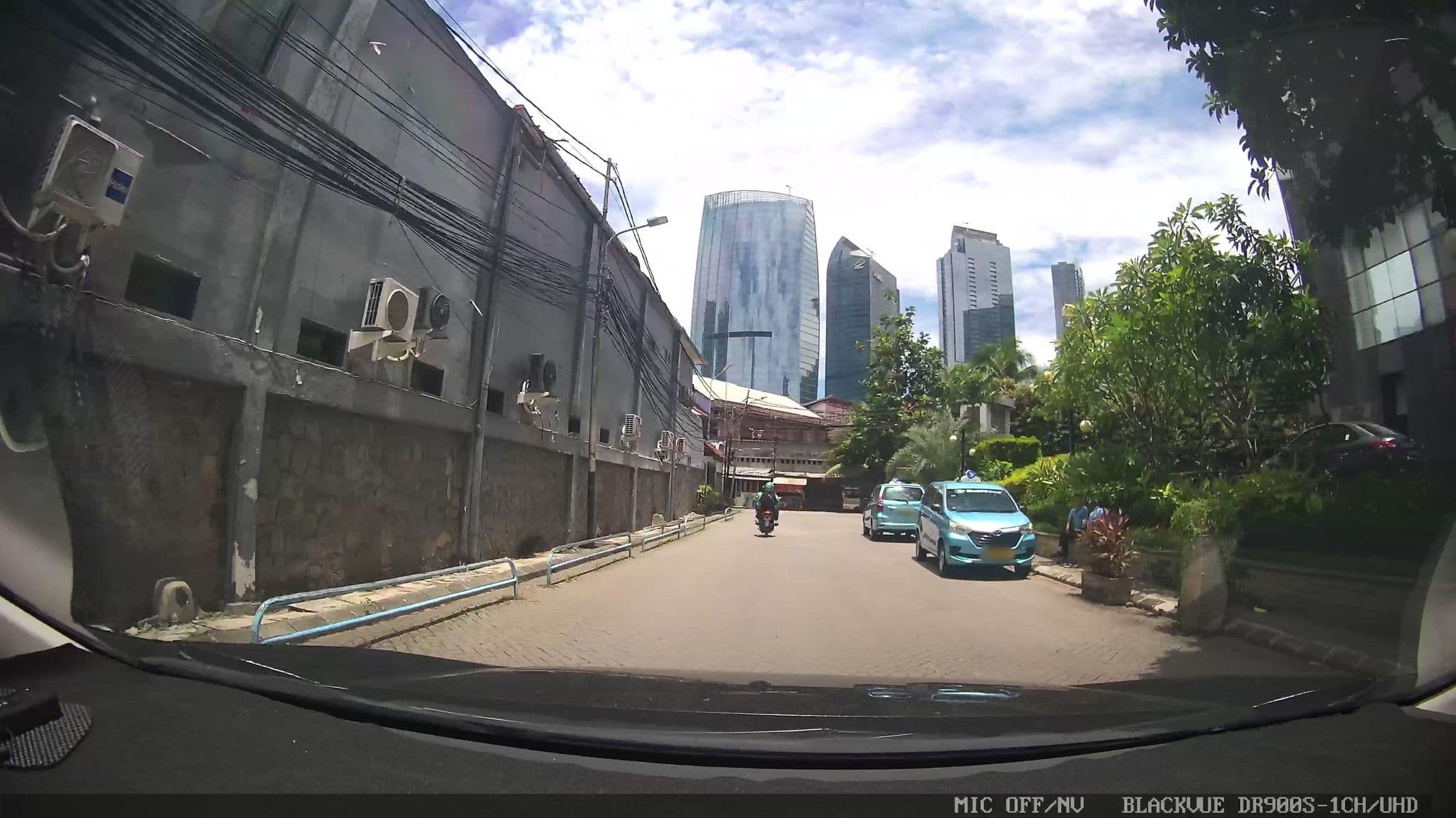 Street view near Cupcakesuites Mocha, Jakarta — © Kaart---FRONT (CC BY-SA · Mapillary)
