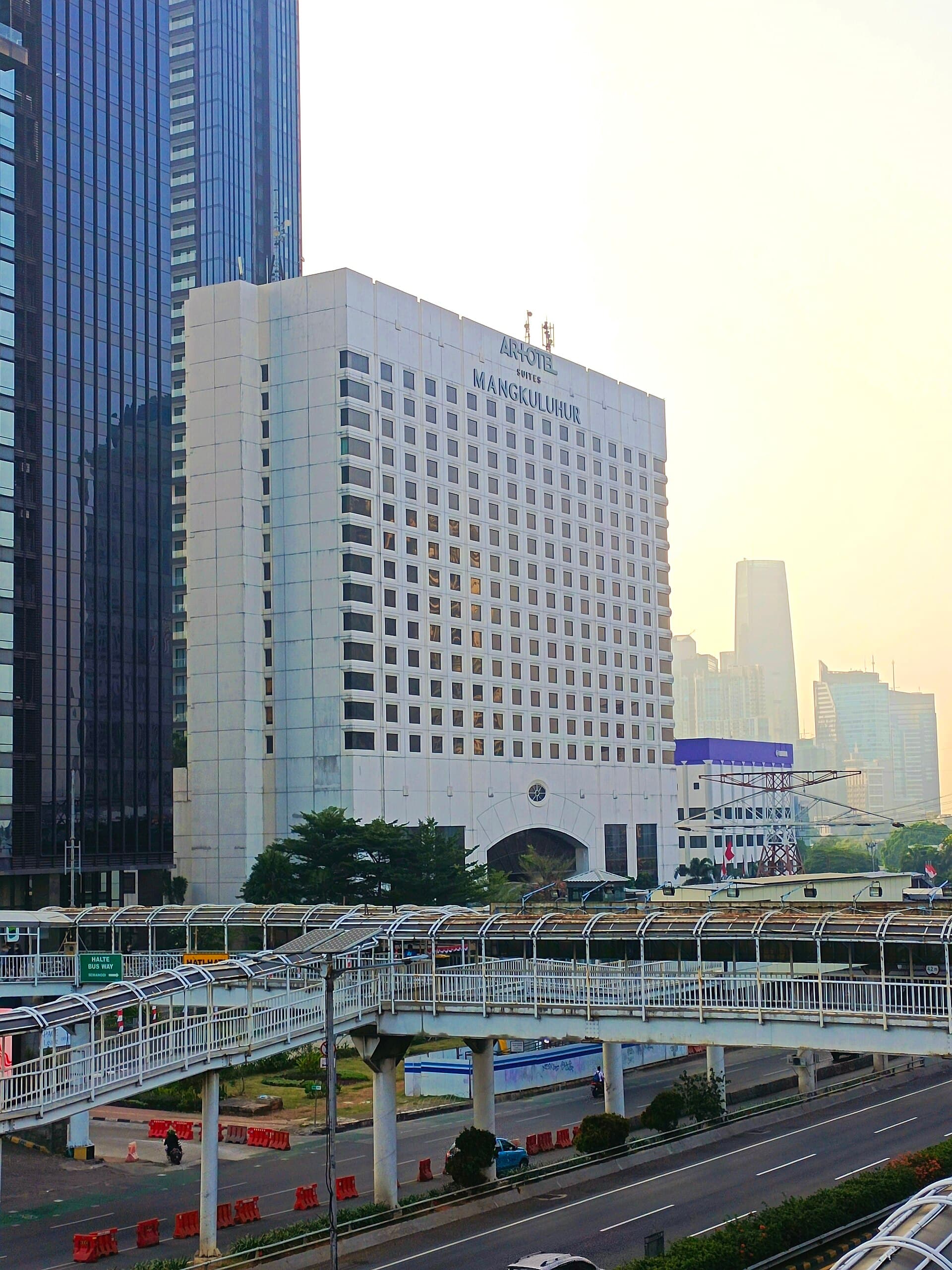 Artotel Suites Mangkuluhur (via Wikimedia Commons, CC BY 4.0)