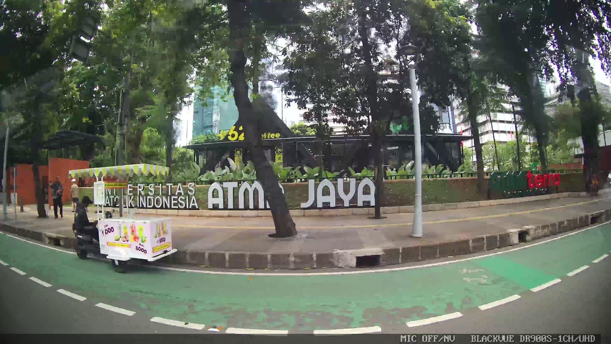 Street view near Gino Feruci Braga hotel, Bandung, Jakarta — © Kaart---LEFT (CC BY-SA · Mapillary)