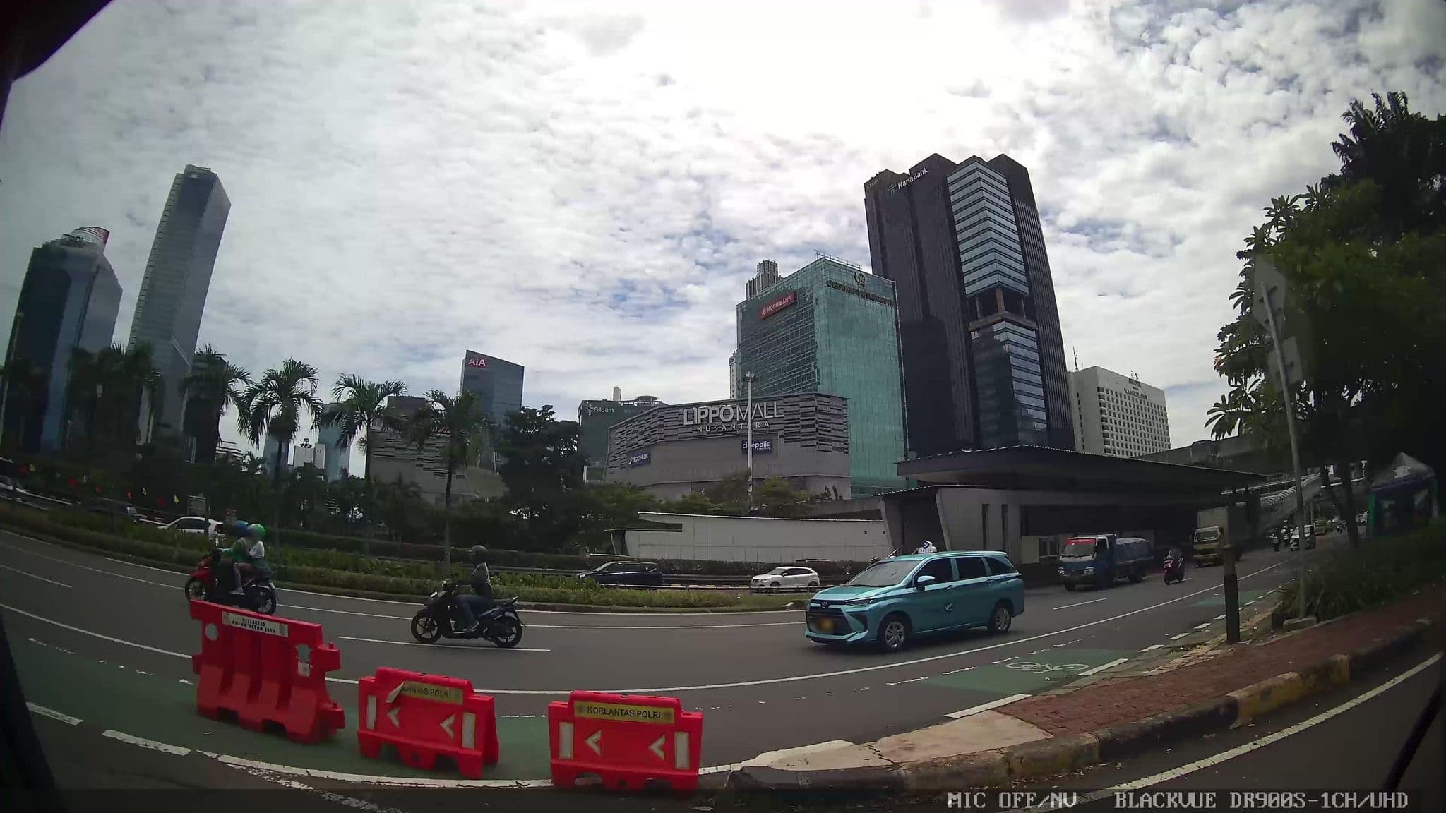Street view near Firstworld Hotel, Jakarta — © Kaart---RIGHT (CC BY-SA · Mapillary)