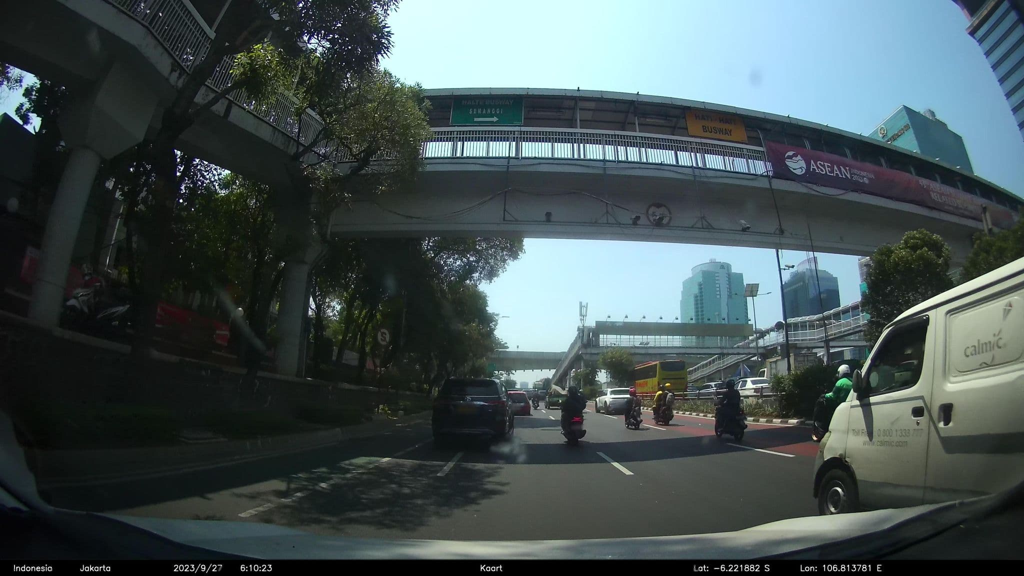 Street view near Crowne Plaza Hotel 5 floors closed venue, Jakarta — © kaart_2 (CC BY-SA · Mapillary)
