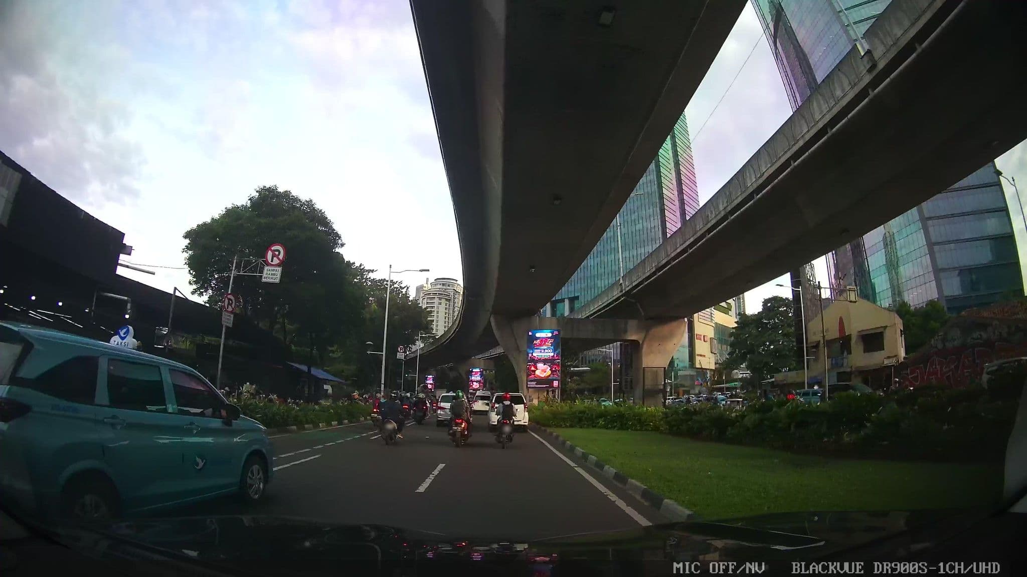 Street view near Hotel Ibis Bandung Trans Studio, Jakarta — © Kaart---FRONT (CC BY-SA · Mapillary)