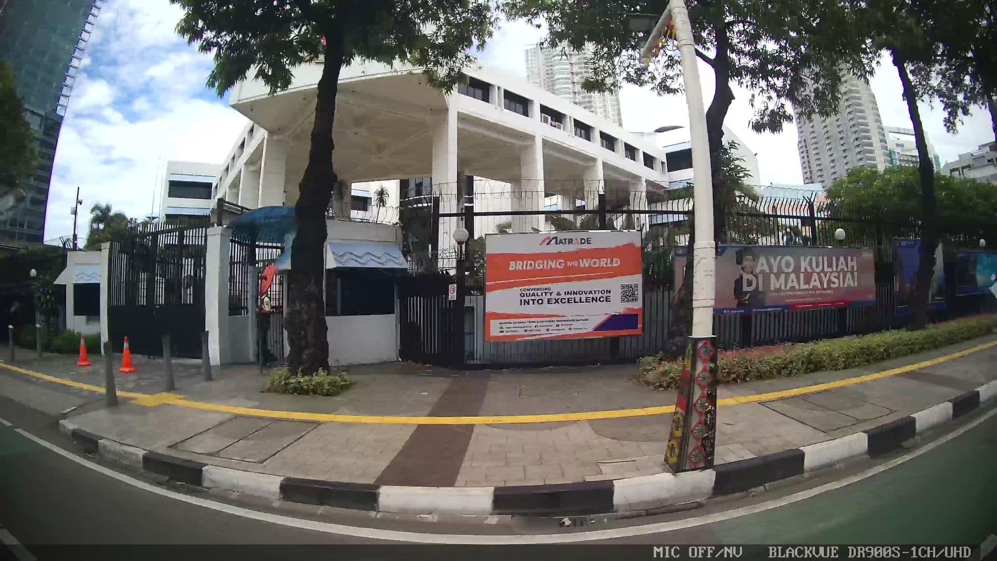 Street view near JS Luwansa Hotel Front Office, Jakarta — © Kaart---LEFT (CC BY-SA · Mapillary)
