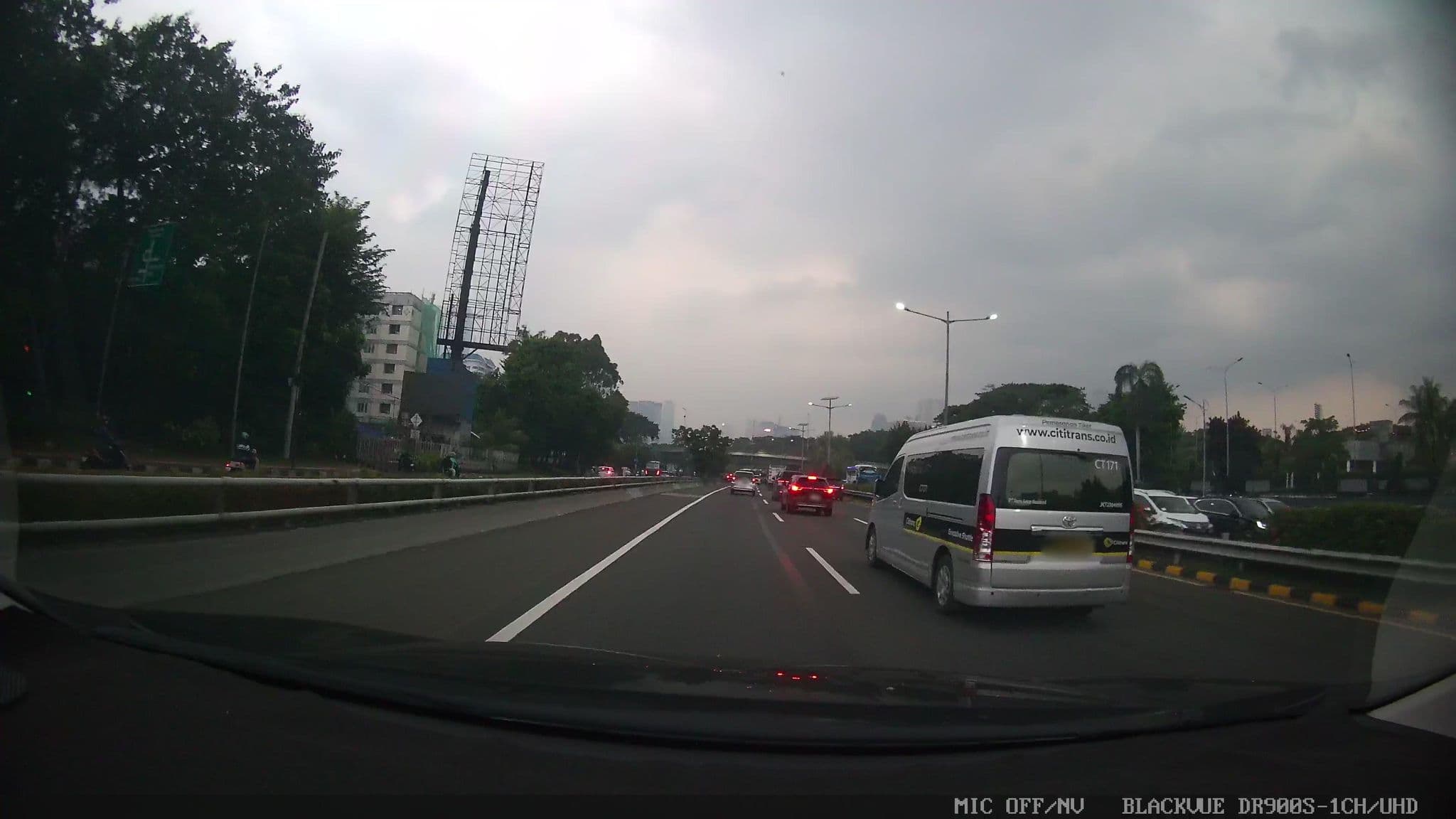 Street view near Hotel Guci Bandung, Jakarta — © Kaart---FRONT (CC BY-SA · Mapillary)