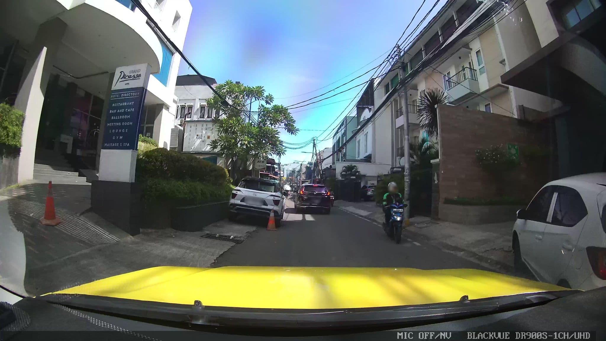 Street view near Ana Hotel Jakarta, Jakarta — © Kaart---FRONT (CC BY-SA · Mapillary)