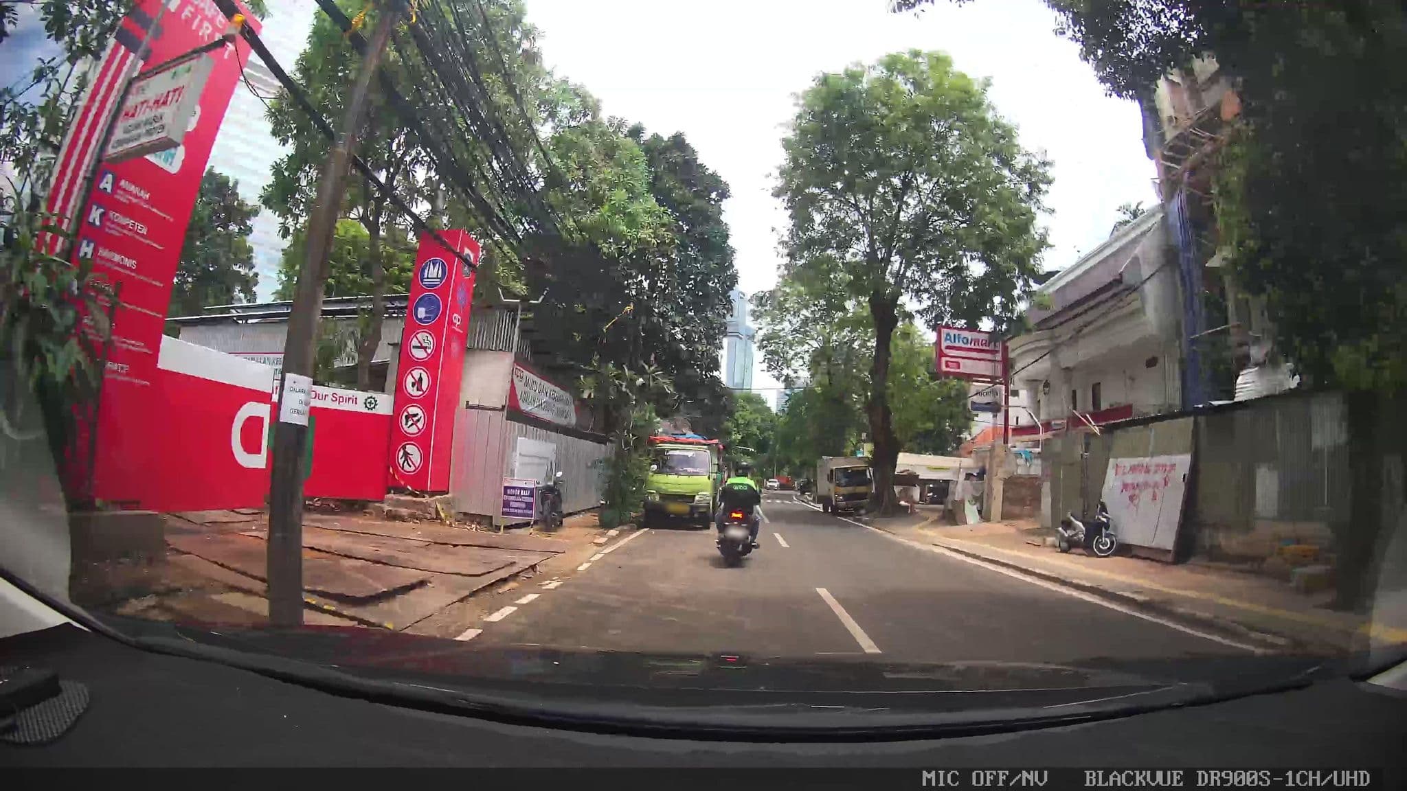 Street view near Maxone Hotel, Jakarta — © Kaart---FRONT (CC BY-SA · Mapillary)