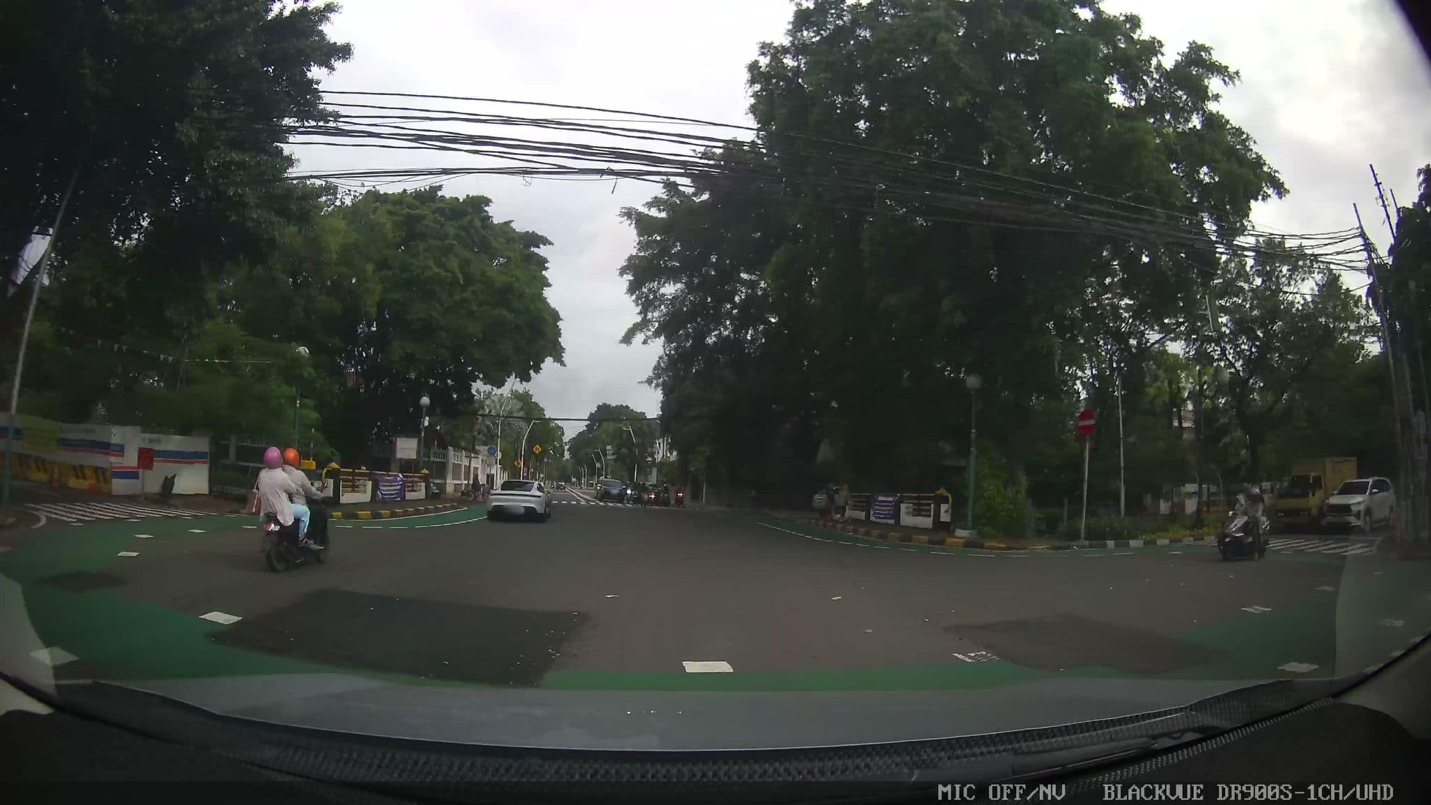Street view near Hotel F1 Menteng, Jakarta — © Kaart---FRONT (CC BY-SA · Mapillary)