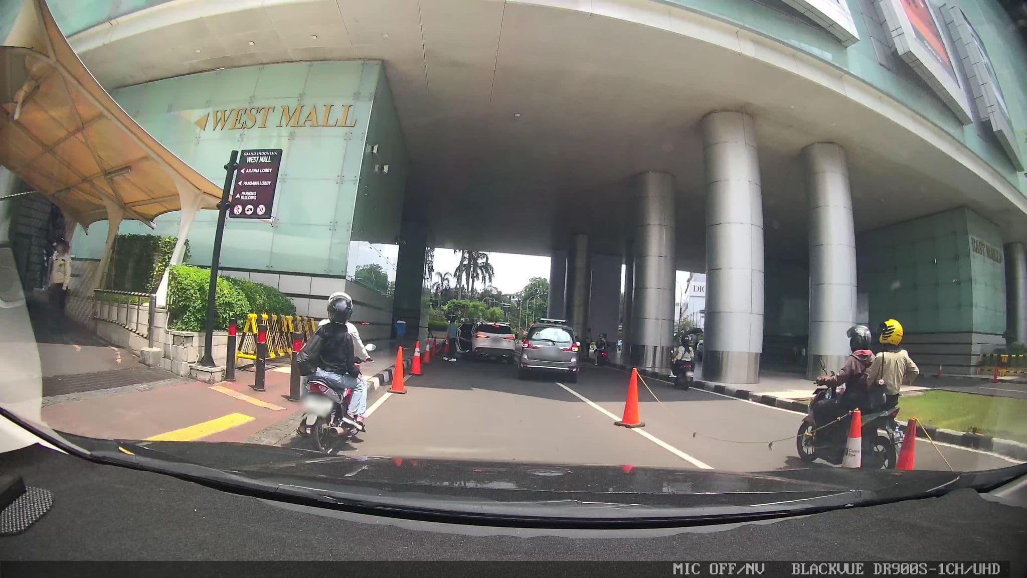 Street view near Ballroom Hotel Indonesia Kempinski, Jakarta — © Kaart---FRONT (CC BY-SA · Mapillary)