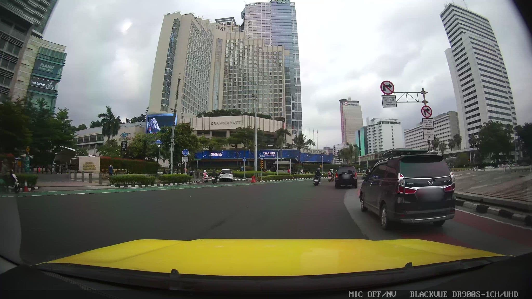 Street view near Hotel Bahari, Parapat, Jakarta — © Kaart---FRONT (CC BY-SA · Mapillary)