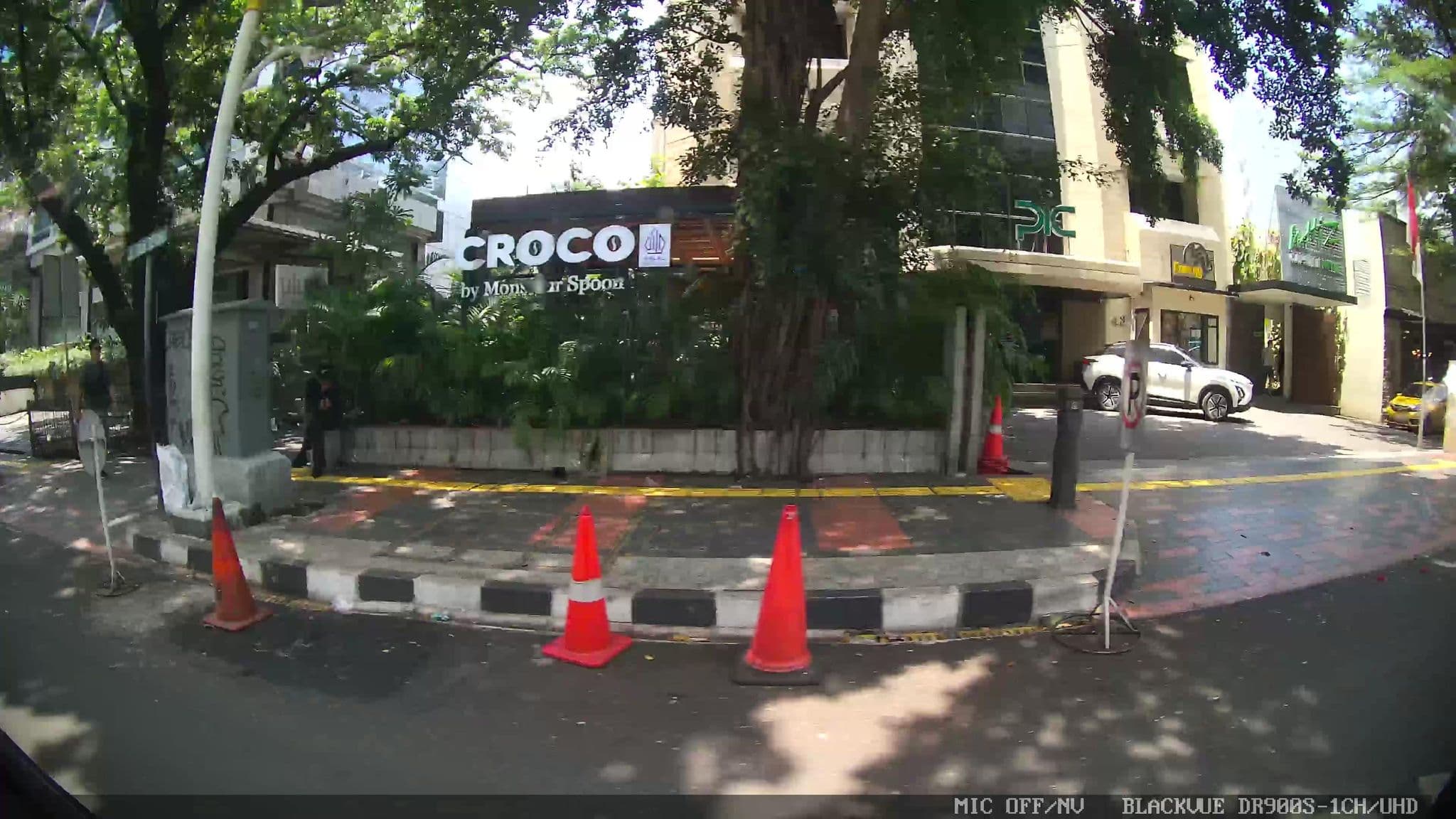 Street view near Whiz Capsule Hotel Thamrin, Jakarta — © Kaart---LEFT (CC BY-SA · Mapillary)