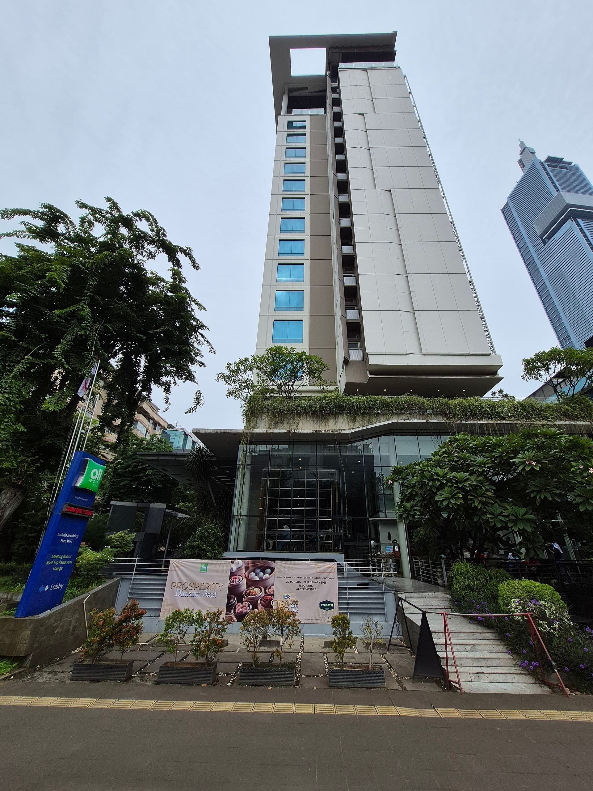 all seasons Jakarta Thamrin (via Wikimedia Commons, CC BY-SA 4.0)