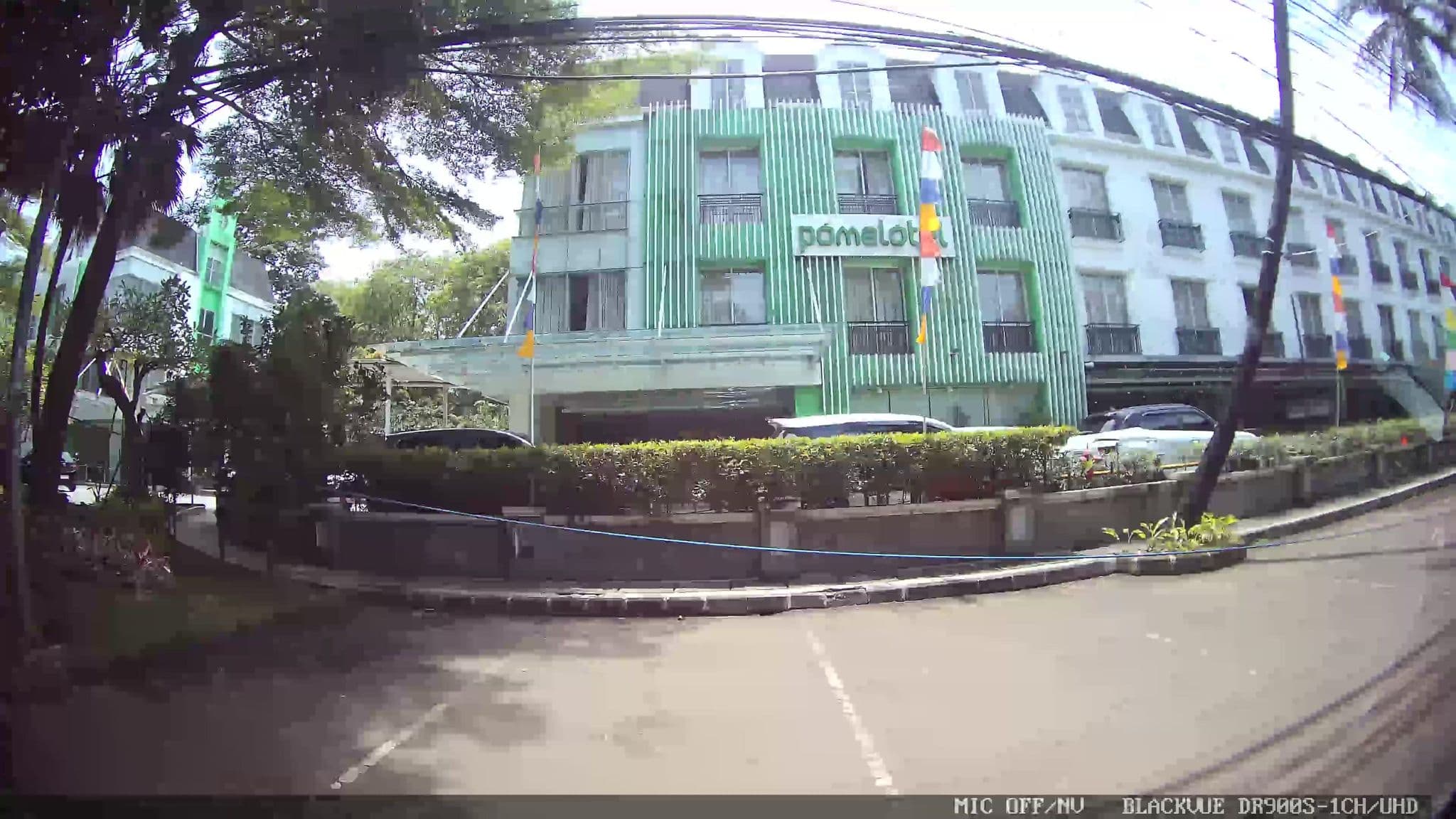 Street view near Airy Kuningan Dukuh Patra, Jakarta — © Kaart---LEFT (CC BY-SA · Mapillary)