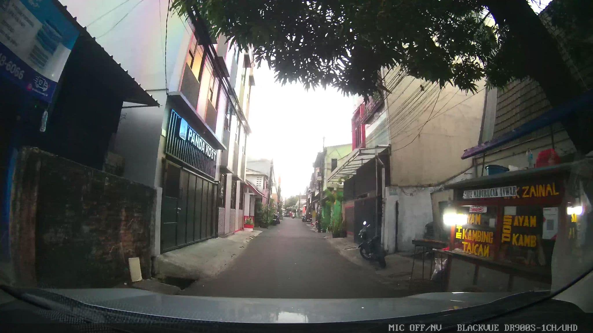 Street view near Hotel Guci, Jakarta — © Kaart---FRONT (CC BY-SA · Mapillary)