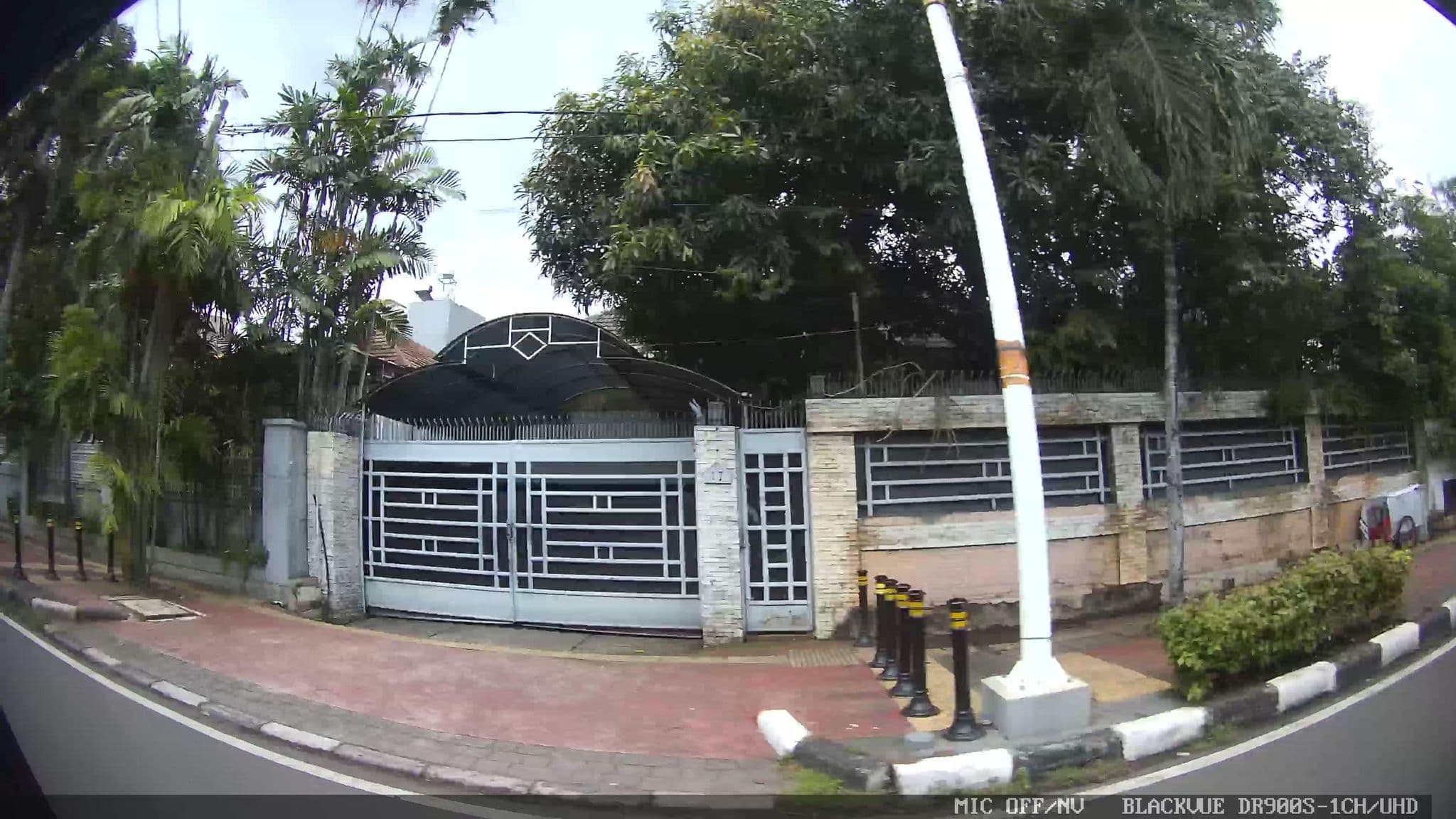 Street view near park hotel, Jakarta — © Kaart---RIGHT (CC BY-SA · Mapillary)