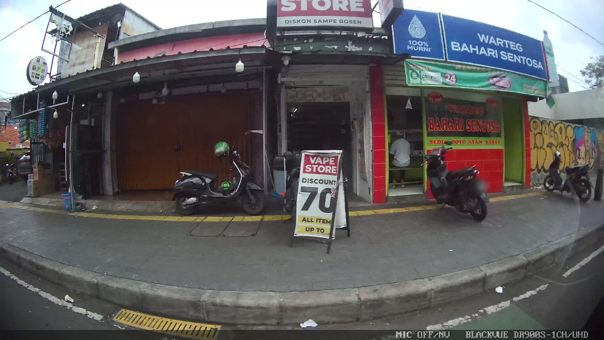 Street view near Tempat ngayaL gw!, Jakarta — © Kaart---LEFT (CC BY-SA · Mapillary)
