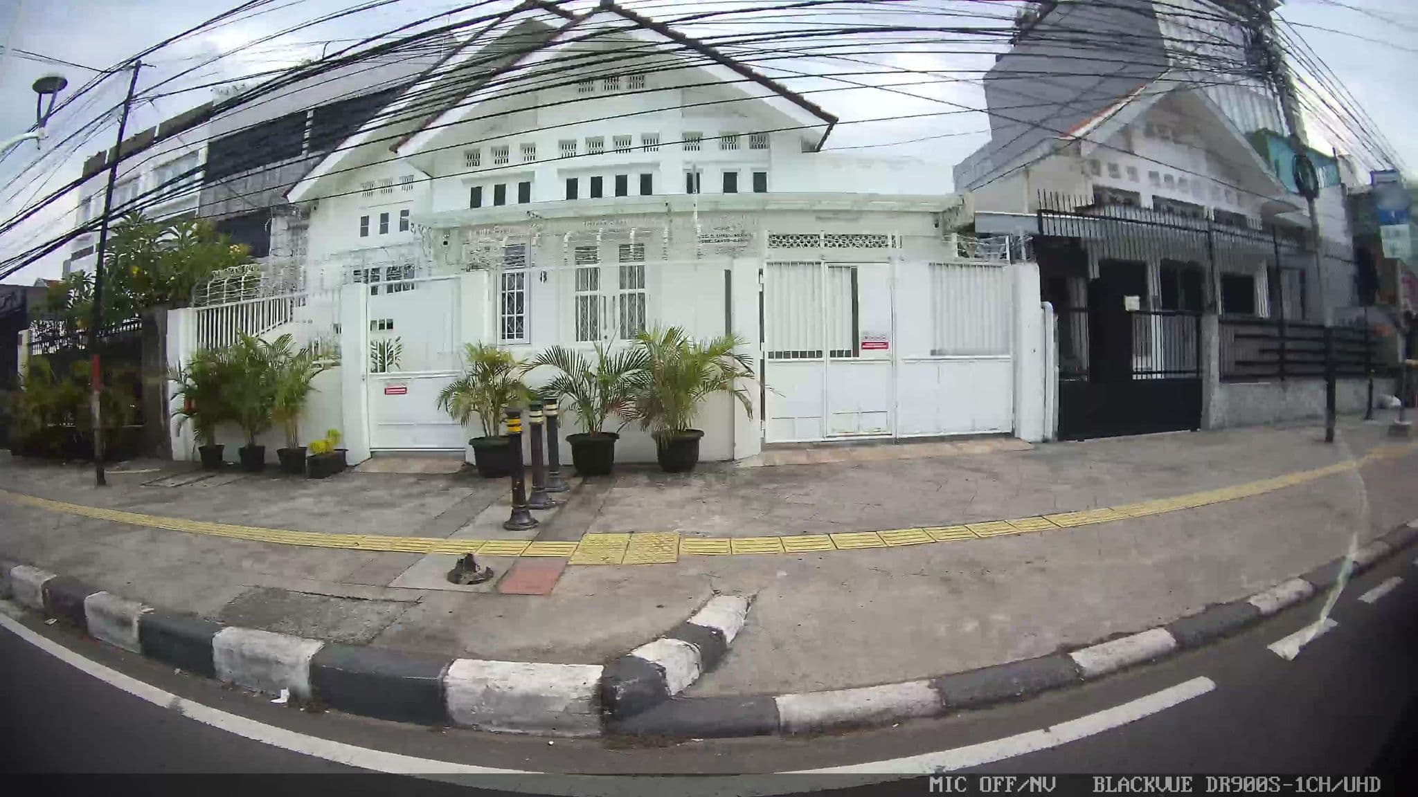 Street view near Penginapan Rio, Jakarta — © Kaart---LEFT (CC BY-SA · Mapillary)