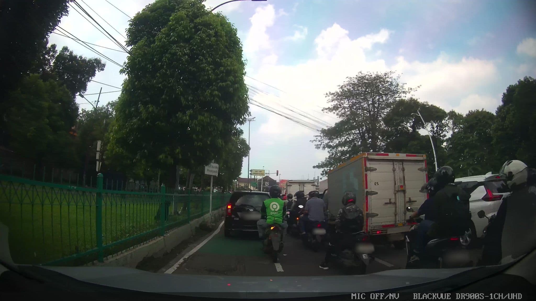 Street view near Royal safari garden resort, Jakarta — © Kaart---FRONT (CC BY-SA · Mapillary)