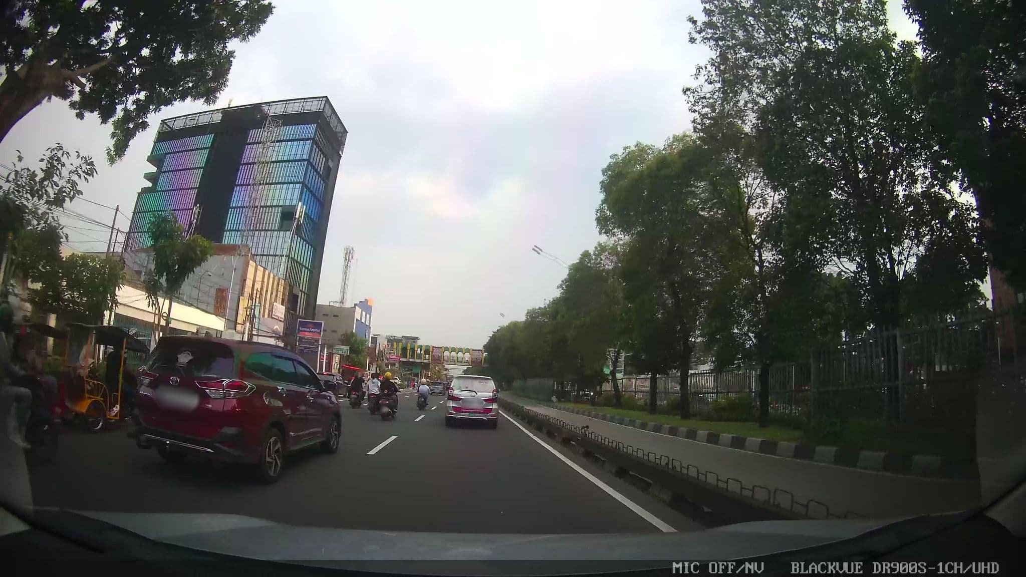 Street view near Holiday Inn Express Jakarta Matraman, Jakarta — © Kaart---FRONT (CC BY-SA · Mapillary)