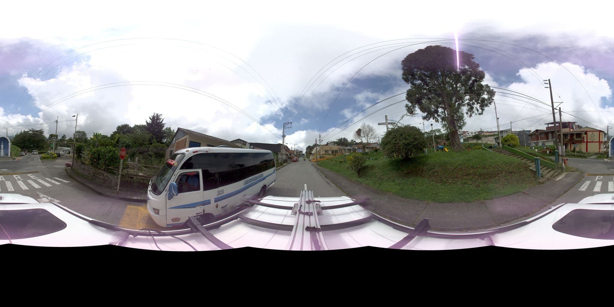 Street view near Almanecer de los Andes, Filandia — © sarahantos (CC BY-SA · Mapillary)