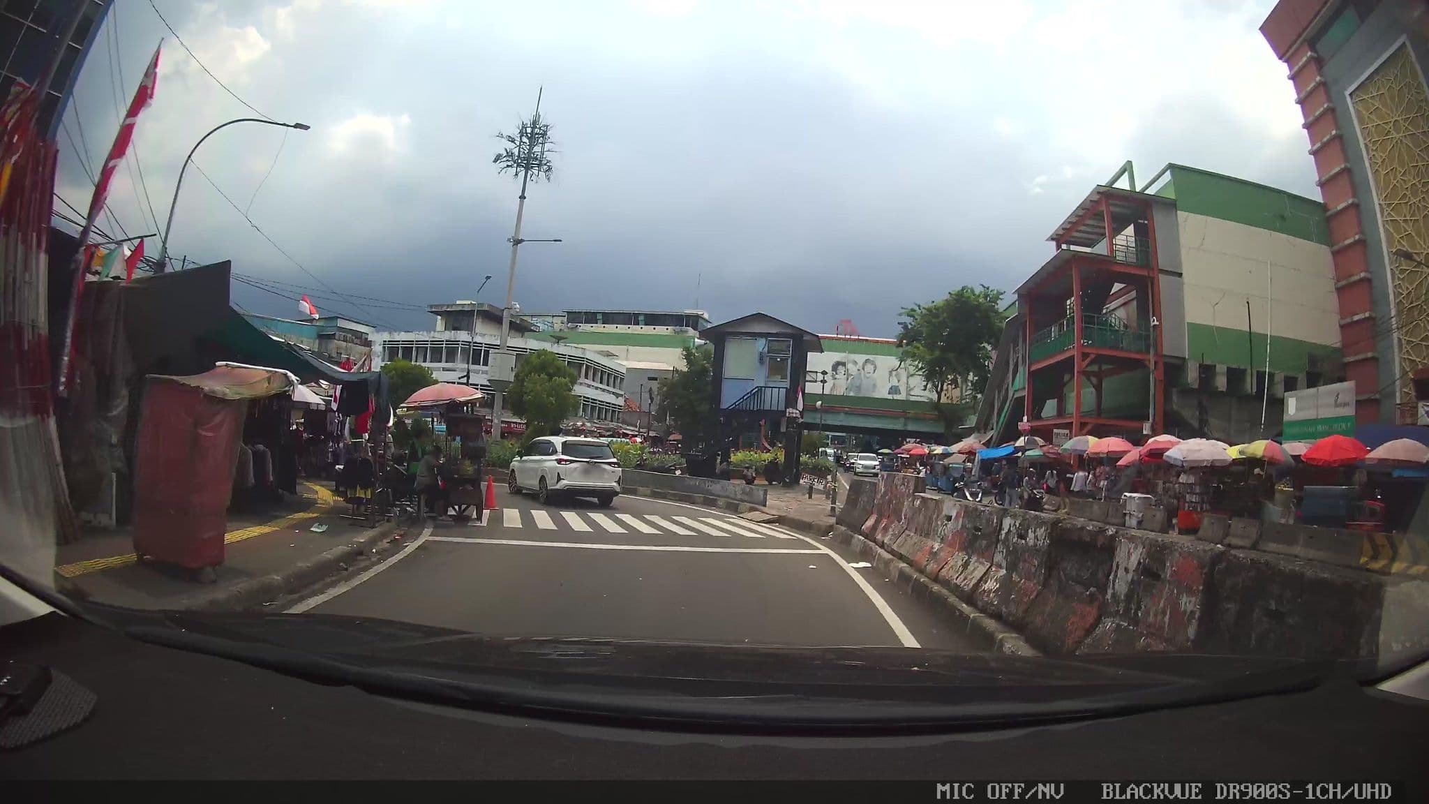 Street view near Carrcadin Heritage Hotel Room 768, Jakarta — © Kaart---FRONT (CC BY-SA · Mapillary)