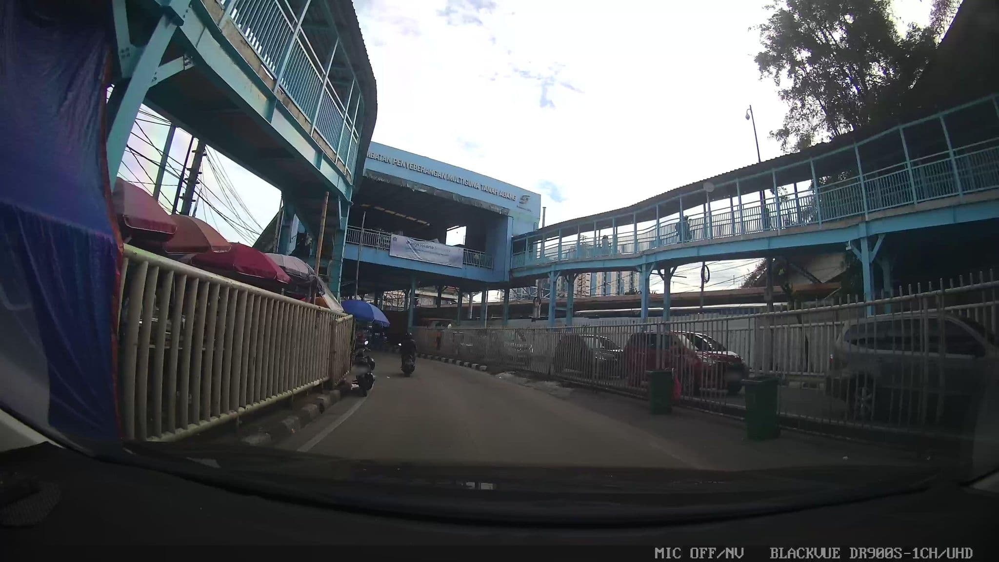 Street view near Hotel Anggrek Gandasari, Jakarta — © Kaart---FRONT (CC BY-SA · Mapillary)