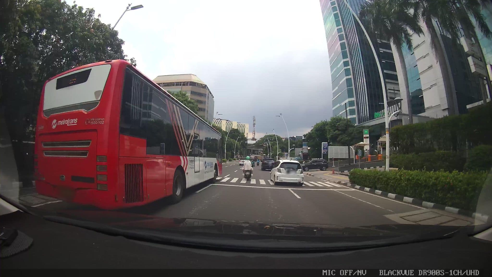 Street view near Teratai Room Millenium Hotel, Sirih, Jakarta, Jakarta — © Kaart---FRONT (CC BY-SA · Mapillary)