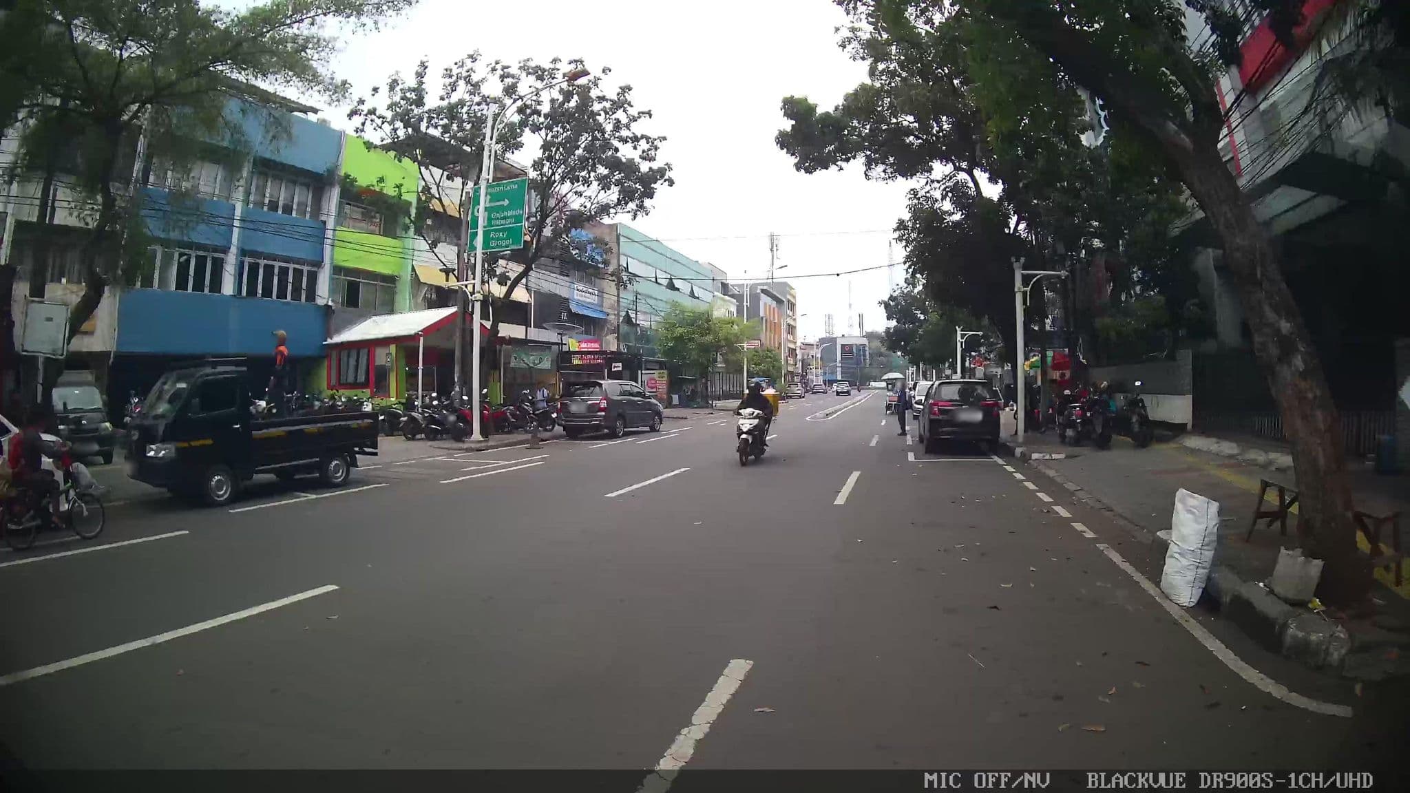 Street view near Glassio Hotel - Jakarta, Jakarta — © Kaart---LEFT (CC BY-SA · Mapillary)