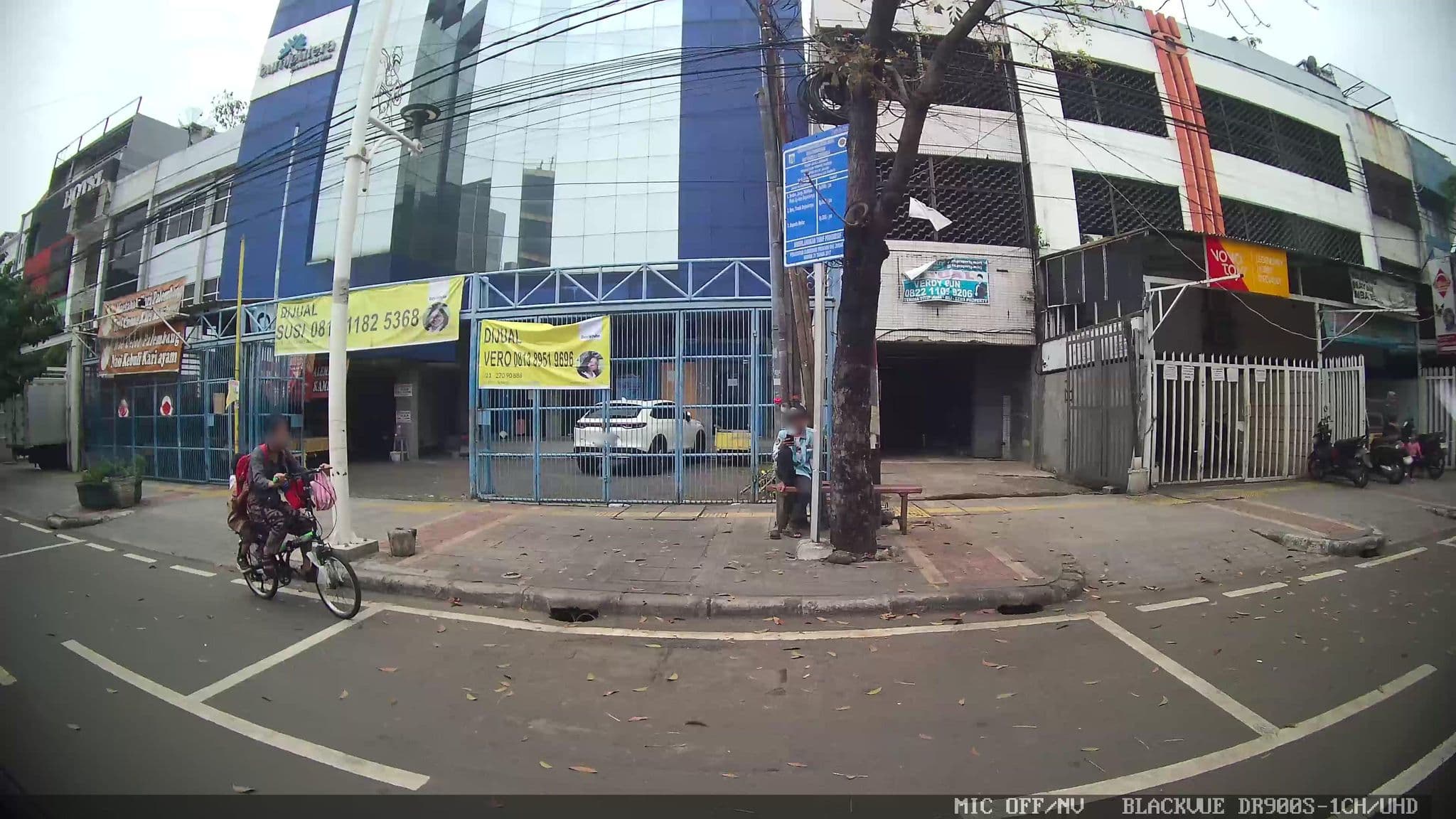 Street view near glassio hotel, Jakarta — © Kaart---LEFT (CC BY-SA · Mapillary)