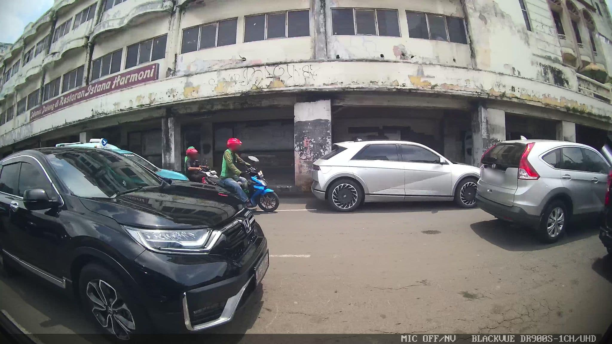 Street view near Novotel Hotel Jakarta Mangga Dua Square, Jakarta — © Kaart---LEFT (CC BY-SA · Mapillary)