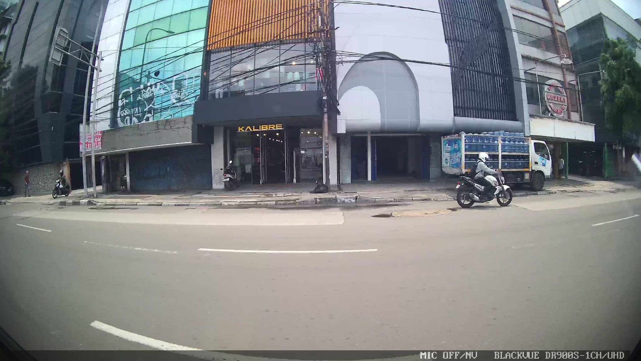 Street view near Hotel Singgasana Surabaya, Jakarta — © Kaart---LEFT (CC BY-SA · Mapillary)