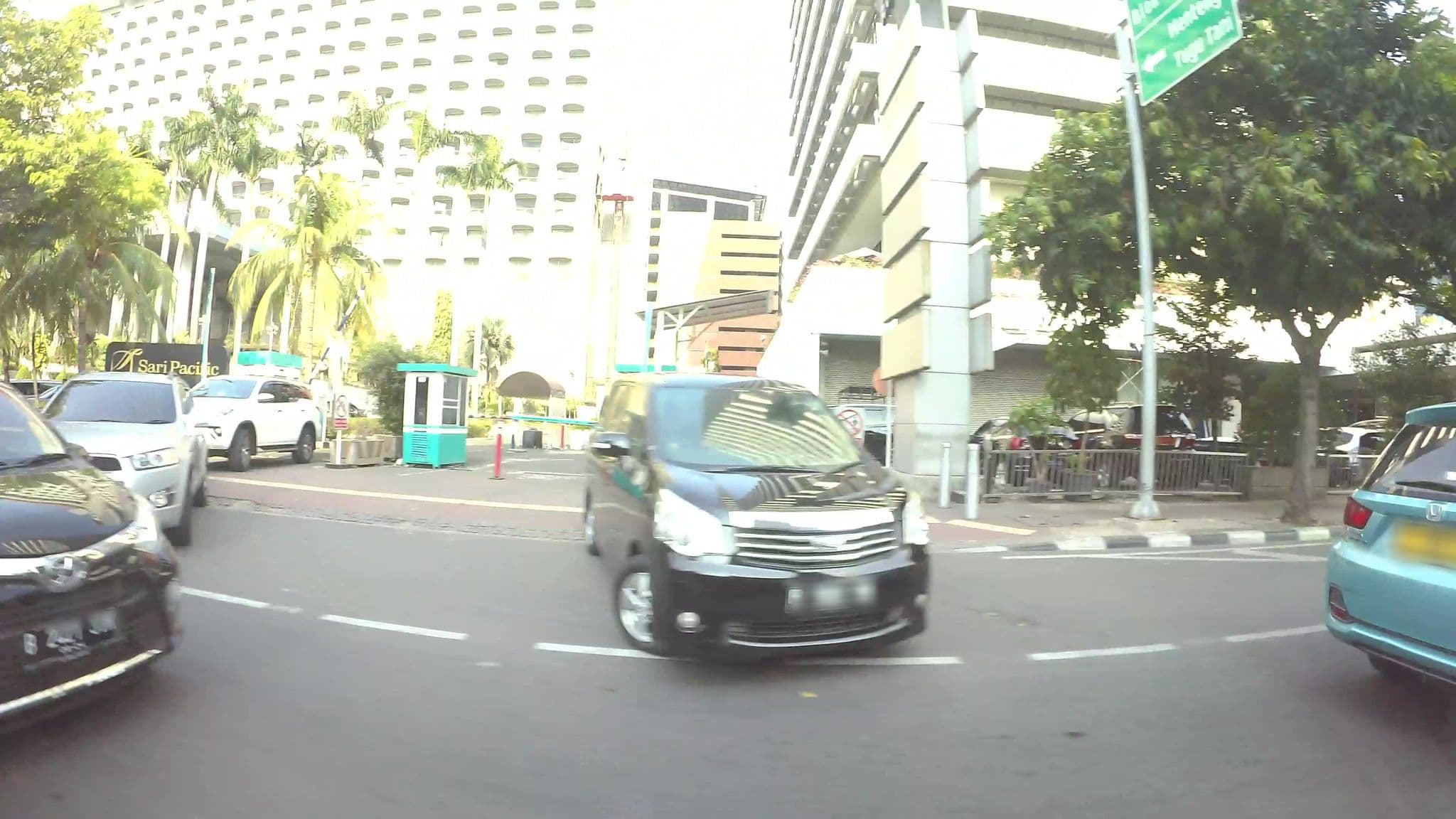 Street view near Halte TransJakarta  Mesjid Agung Al Azhar, Jakarta — © kaart_3 (CC BY-SA · Mapillary)