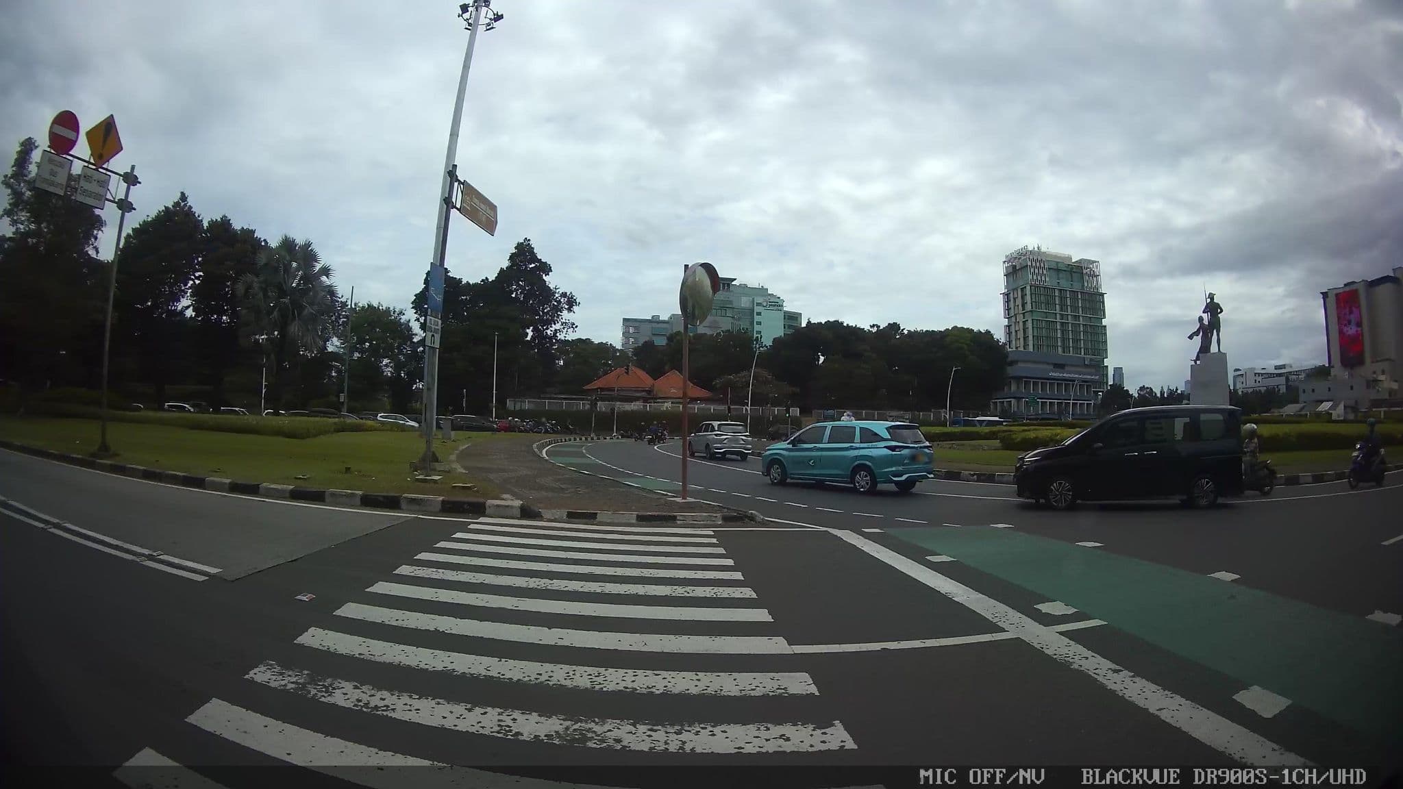 Street view near Ambasador Room 1712 Aryaduta Hotel, Jakarta — © Kaart---RIGHT (CC BY-SA · Mapillary)