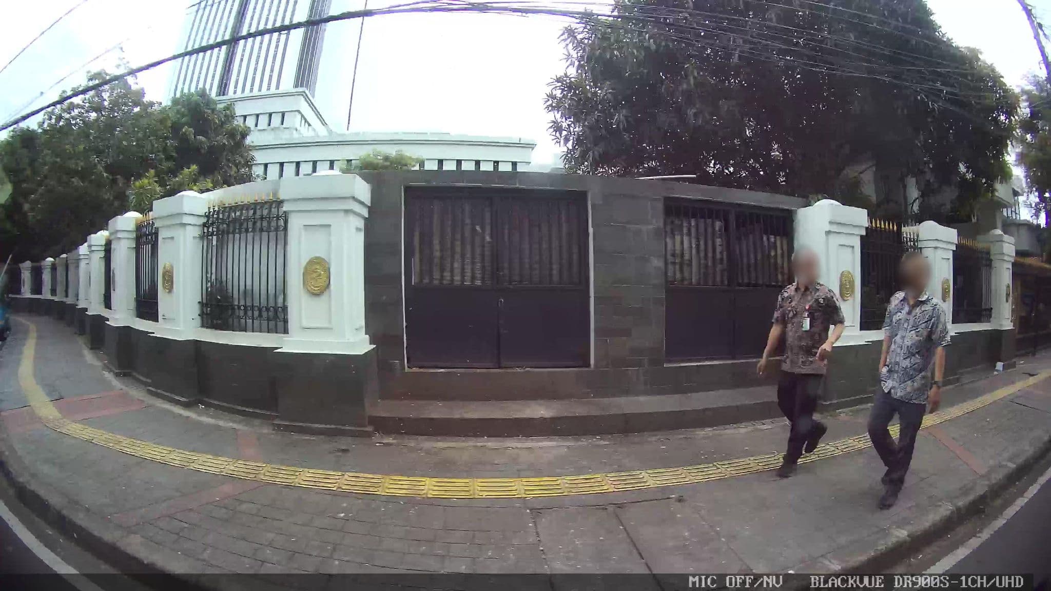 Street view near Hotel Peninsula, Jakarta — © Kaart---RIGHT (CC BY-SA · Mapillary)