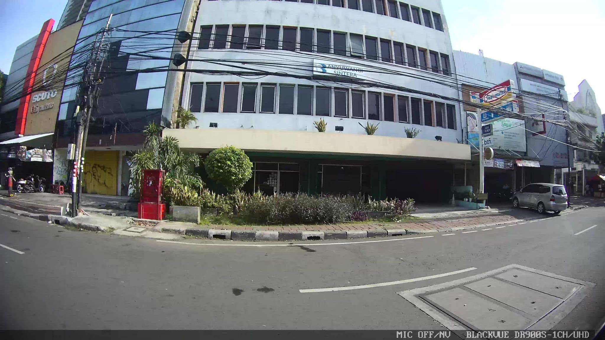 Street view near Hotel Banyuwangi Sintera, Jakarta — © Kaart---LEFT (CC BY-SA · Mapillary)