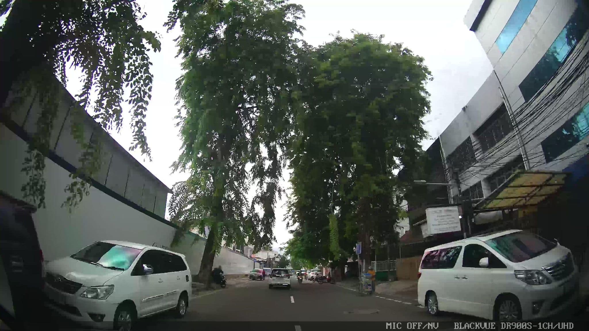 Street view near Hotel Surya Lama, Jakarta — © Kaart---FRONT (CC BY-SA · Mapillary)